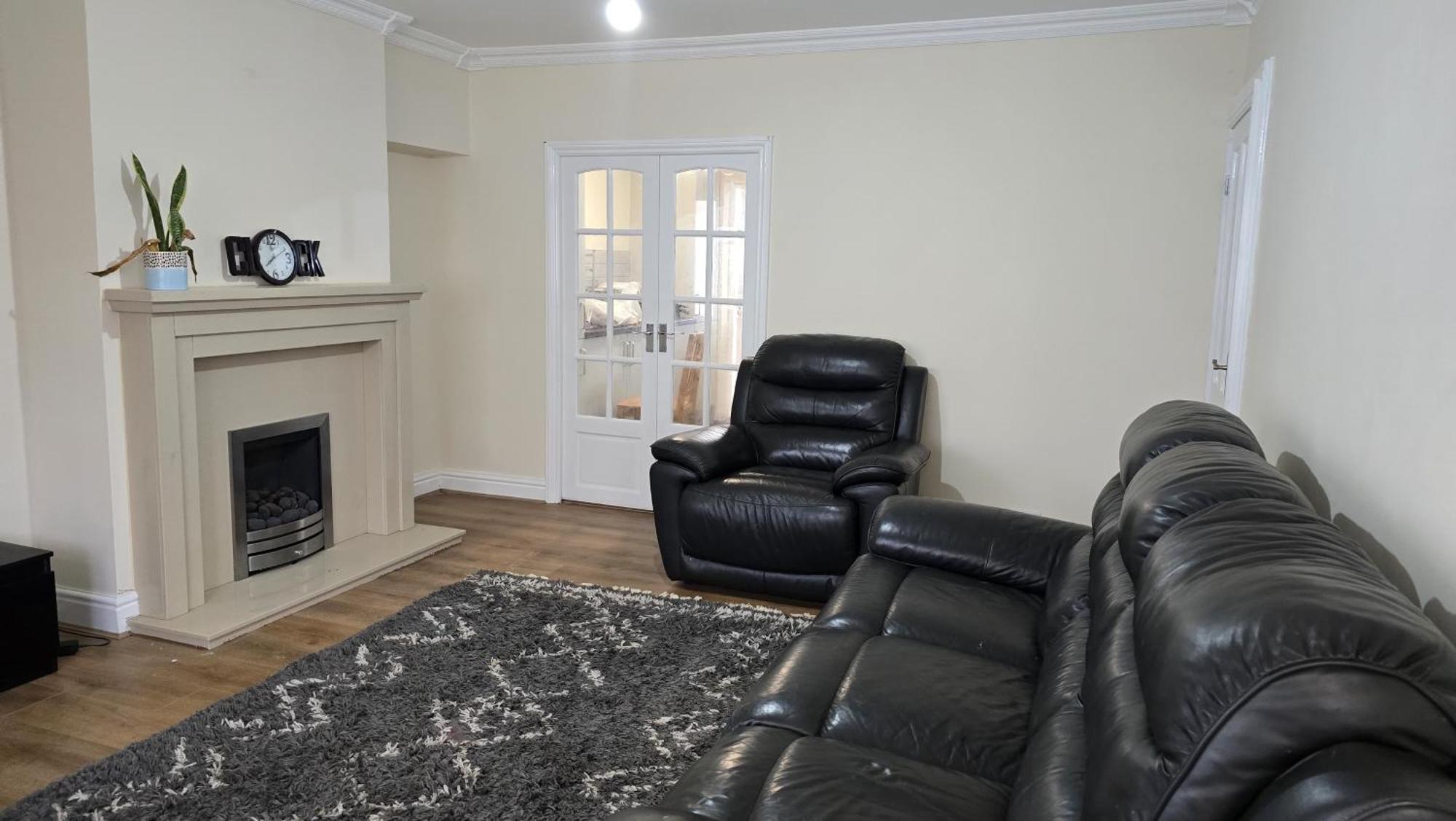 Entire Three Bedroom House In Apartment *