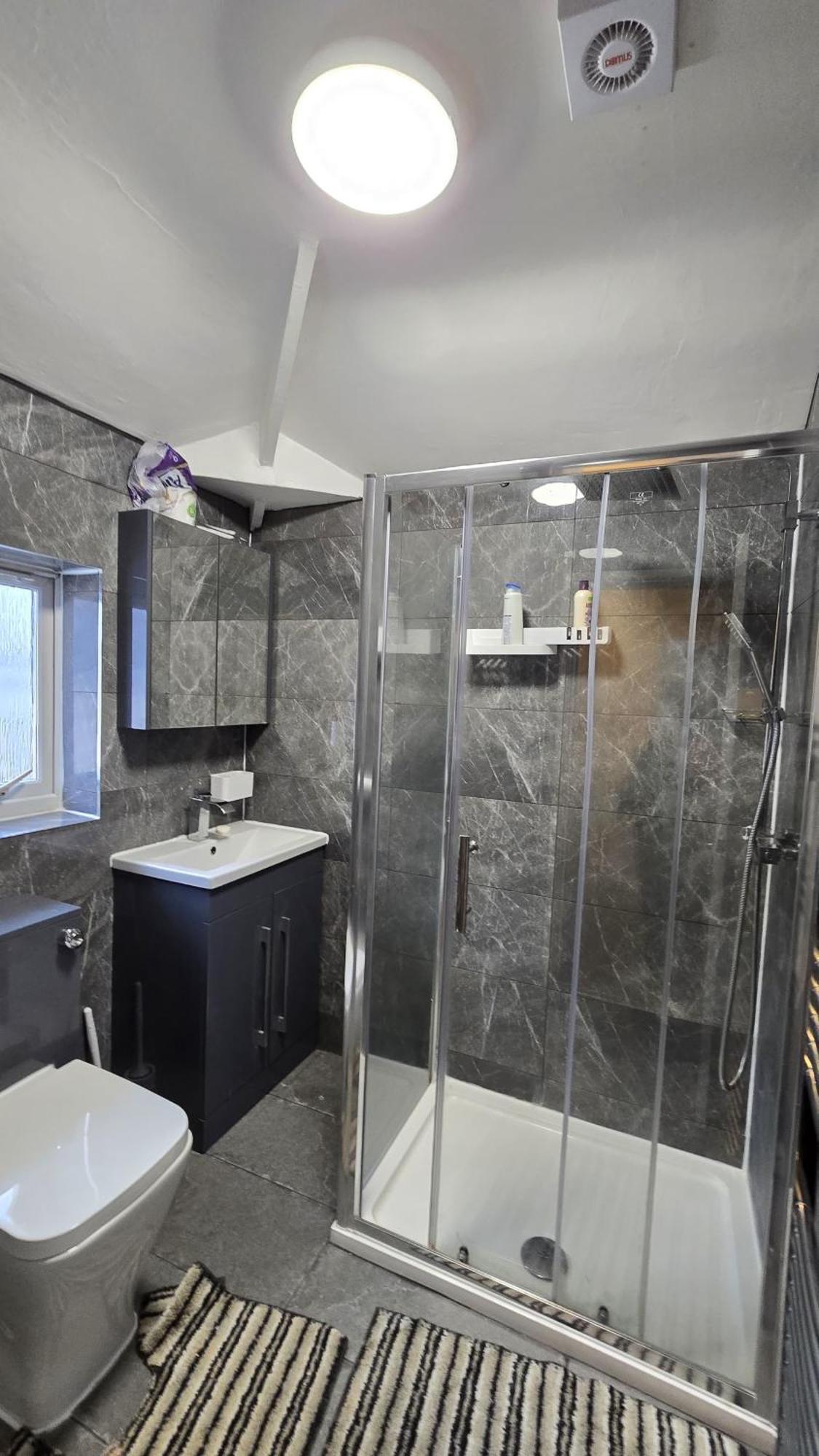 Apartment Entire Three Bedroom House In *
