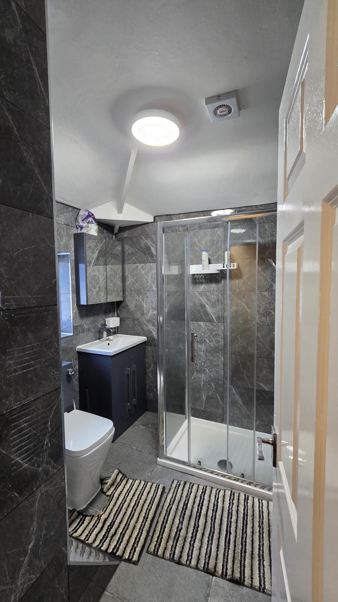 Entire Three Bedroom House In Apartment Birmingham