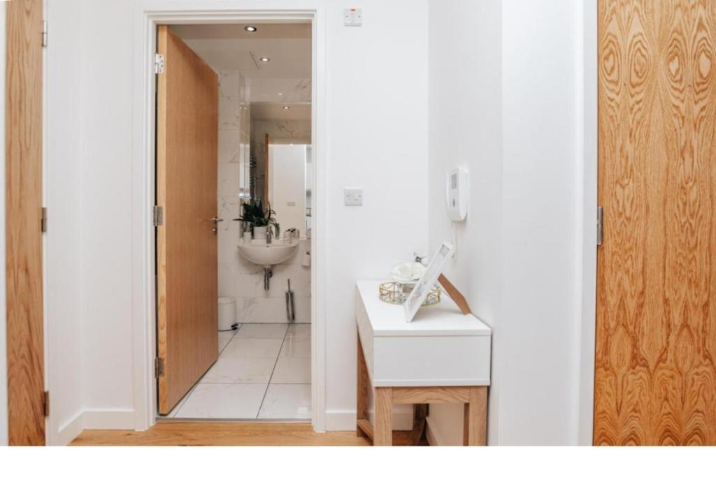 New Deluxe Centre 3 Bed Apartment