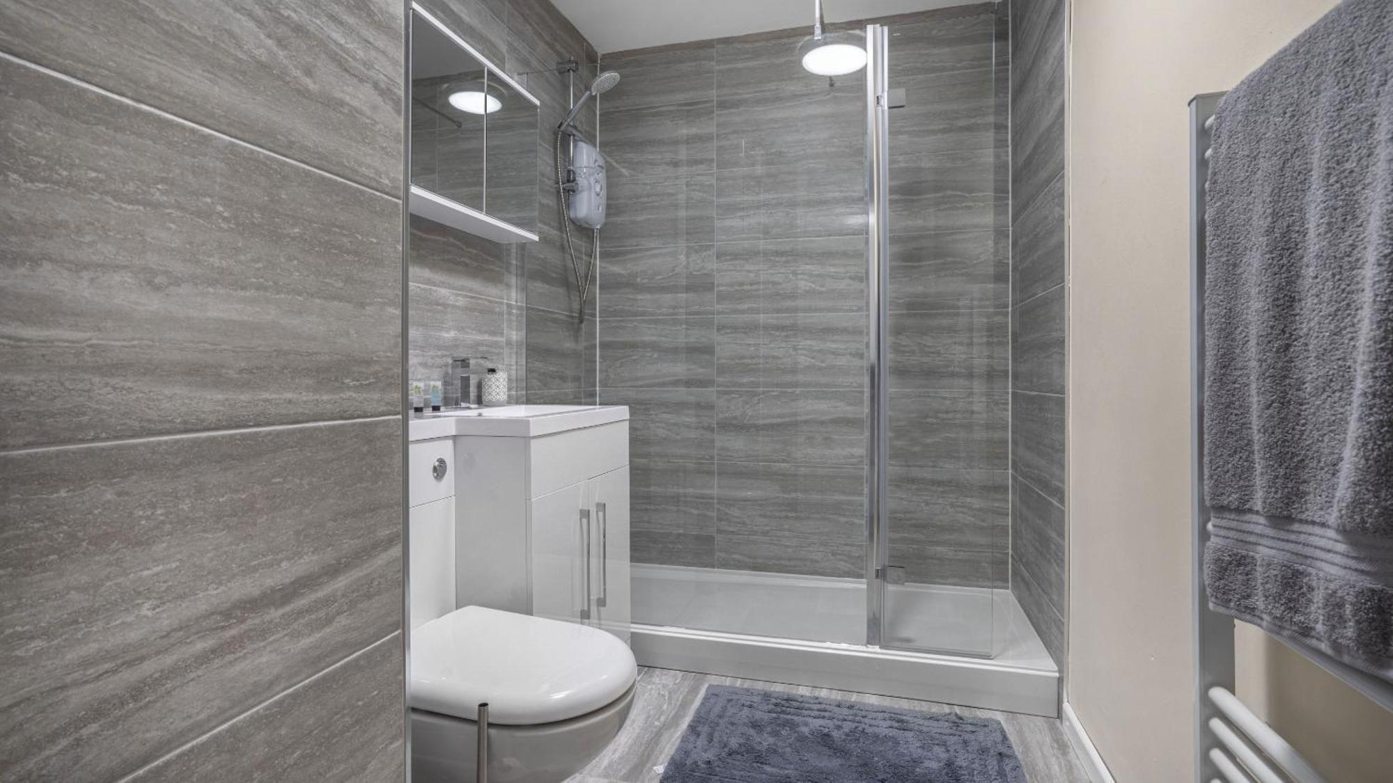 Park Avenue - An Executive 2 Bed With A Private Bathroom In City Centre, 5 Mins To City Hospital *