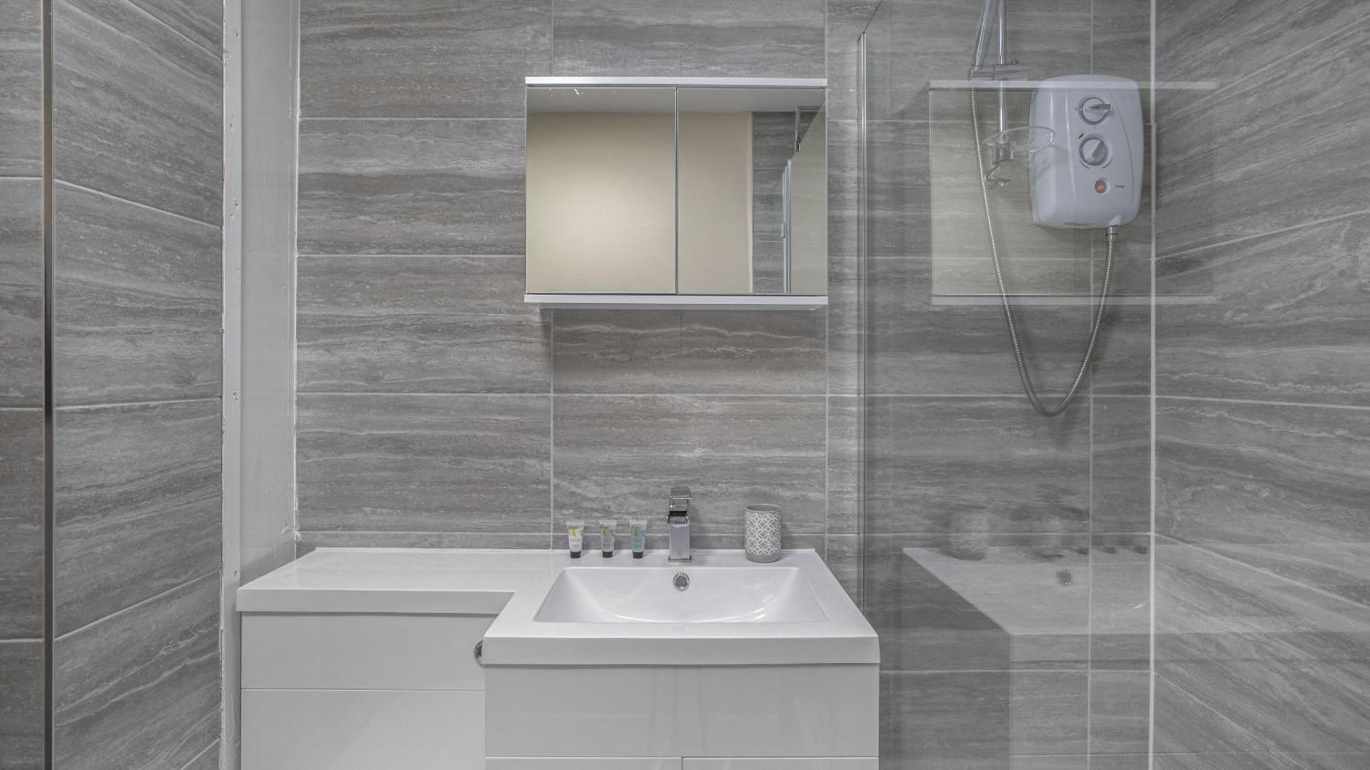 Park Avenue - An Executive 2 Bed With A Private Bathroom In City Centre, 5 Mins To City Hospital *