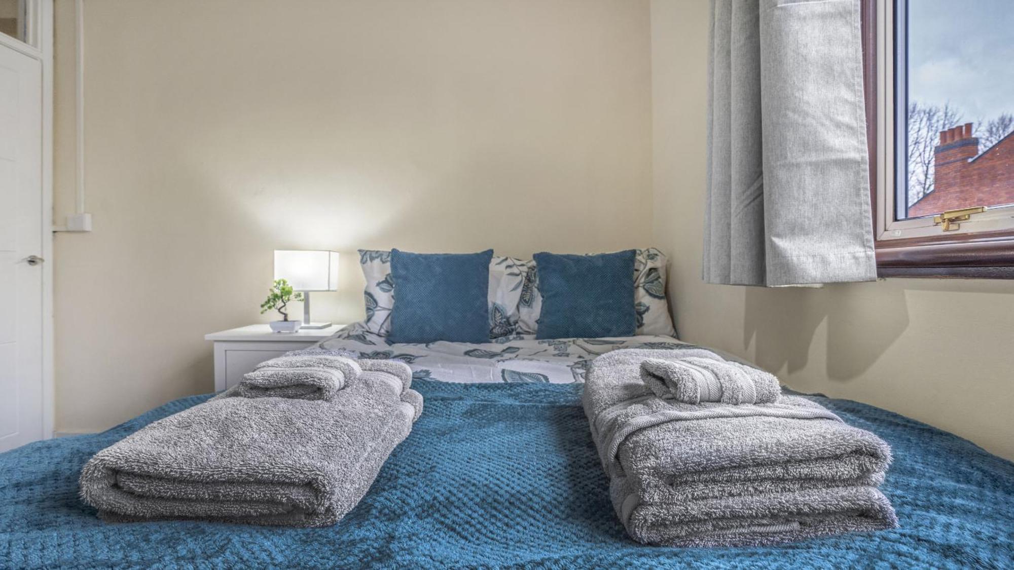 Park Avenue - An Executive 2 Bed With A Private Bathroom In City Centre, 5 Mins To City Hospital Apartment