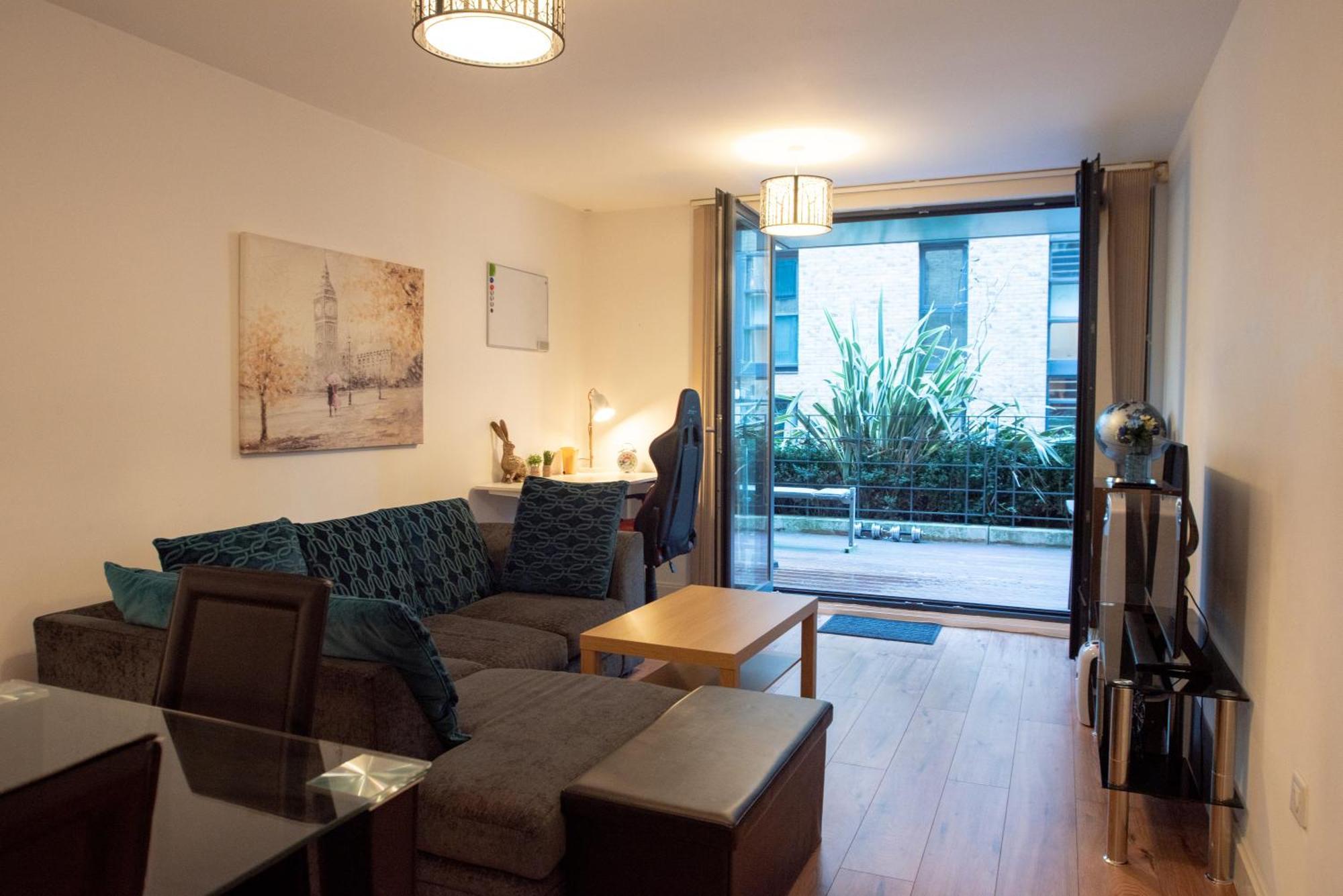 Apartment Spacious 1 Bed With Workspace, Coffee & Free Secure Parking Birmingham