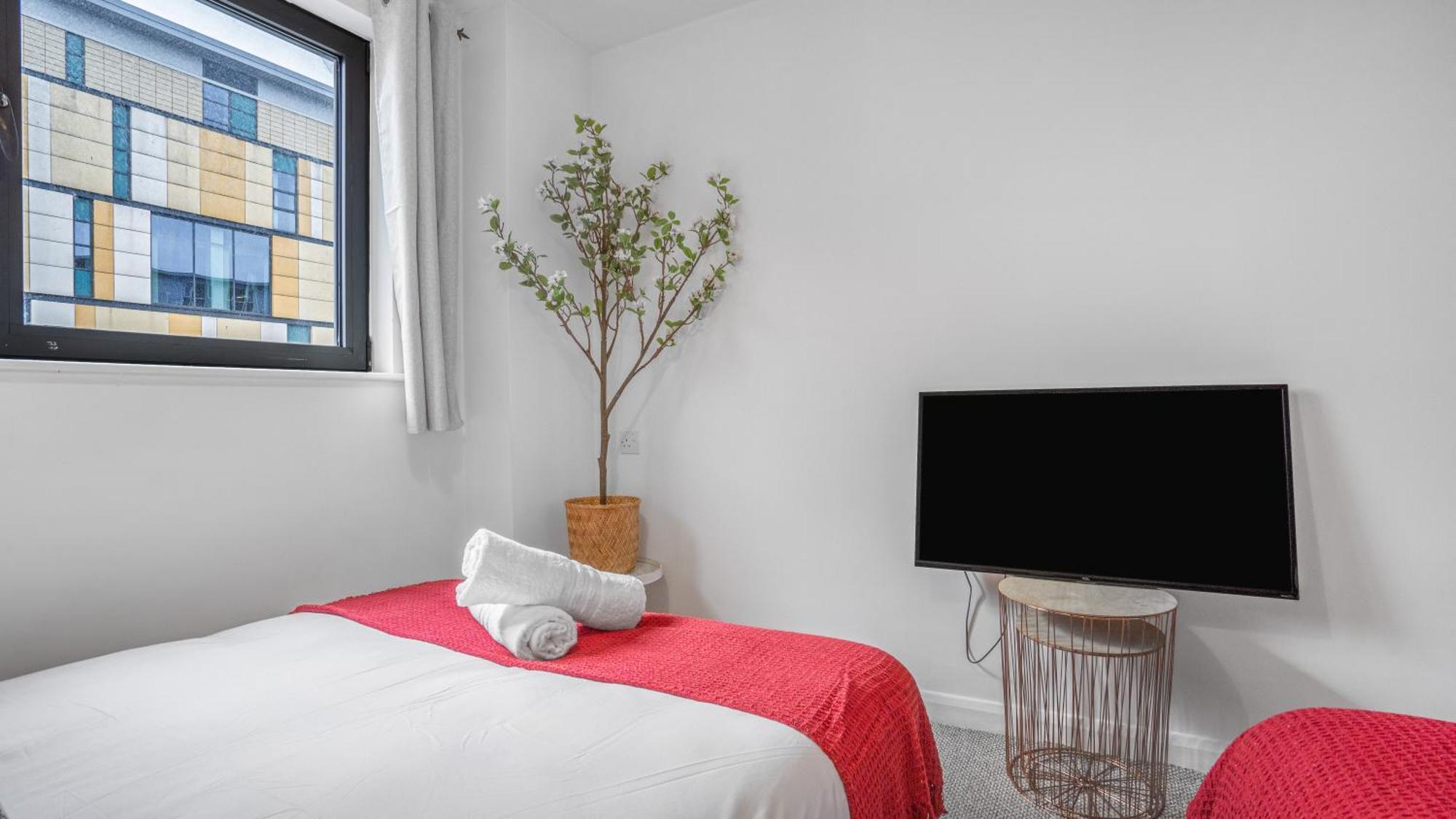 Japanese 2bed 2bath, Free Park, Netfix, 75 Inch Tv, Games - Centre- Maihom Birmingham