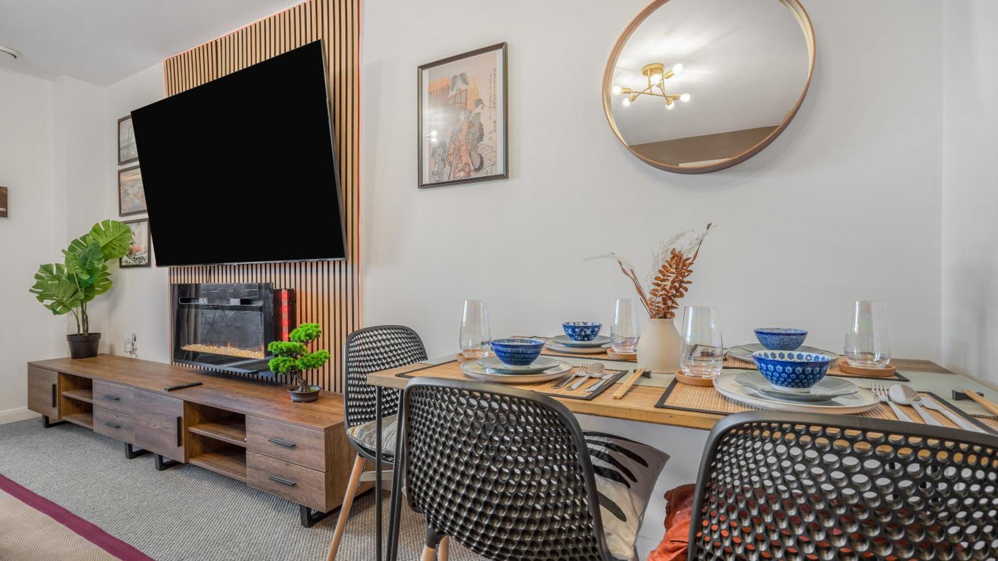 Japanese 2bed 2bath, Free Park, Netfix, 75 Inch Tv, Games - Centre- Maihom Apartment