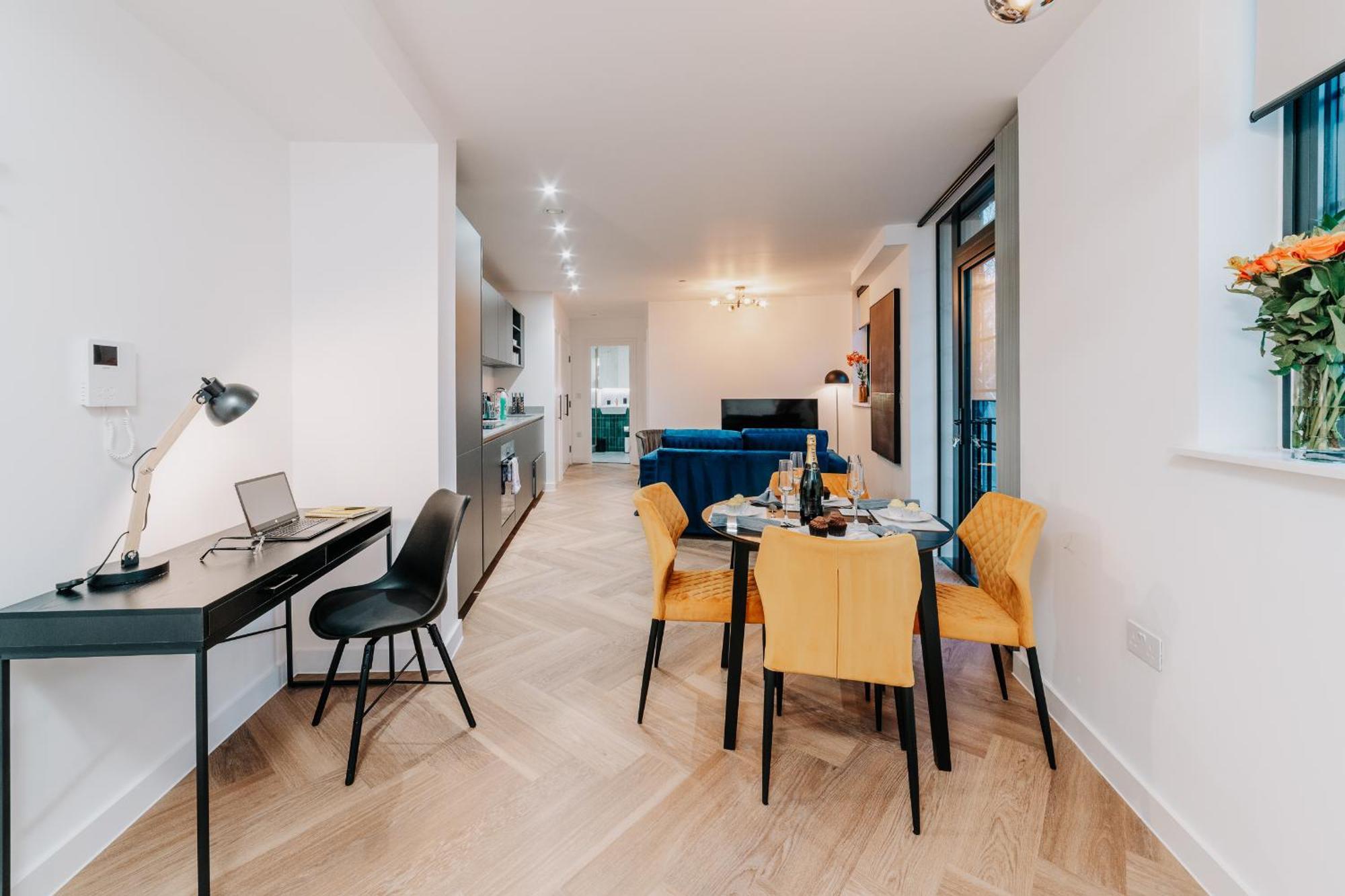 Stunning Industrial Style Gem, Centre, Balcony Canal View, Fast Wifi, Contractors, Families Apartment Birmingham