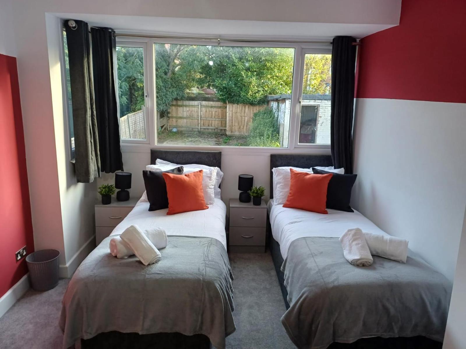 Sheldon House 3 Bed Cosy Nr Jlr & Nec *