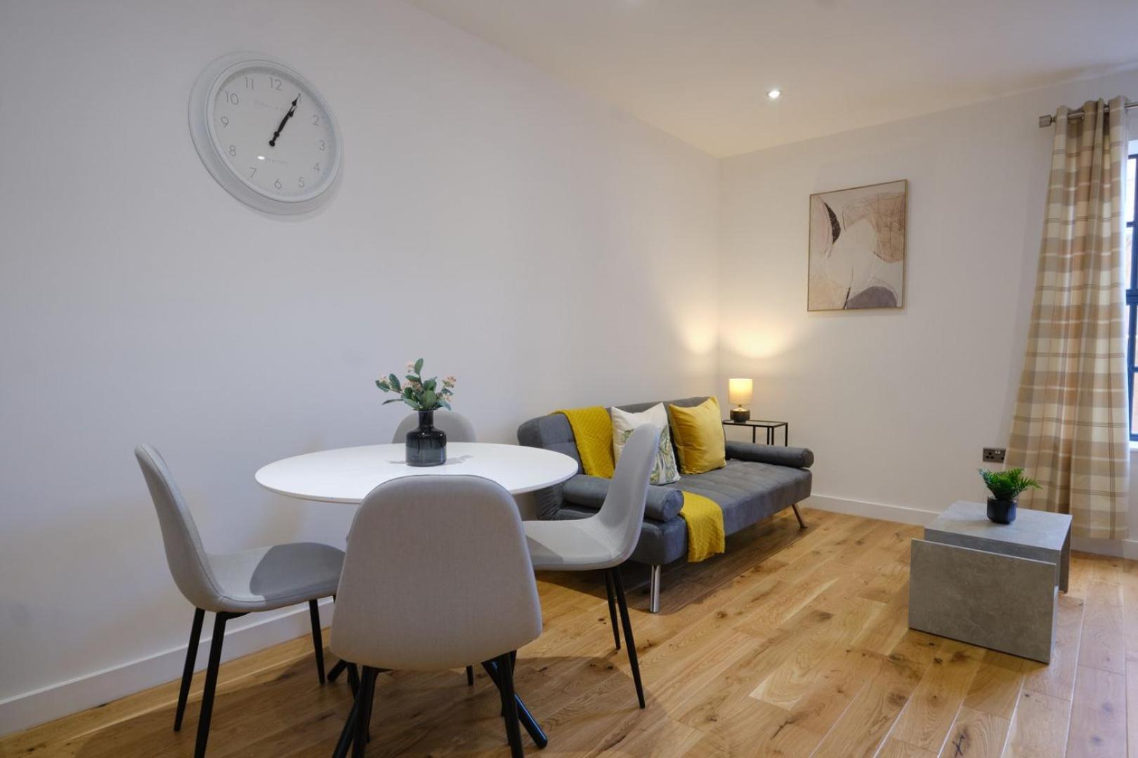 Apartment Tv | Near Key Attractions | Quality Staycation Birmingham