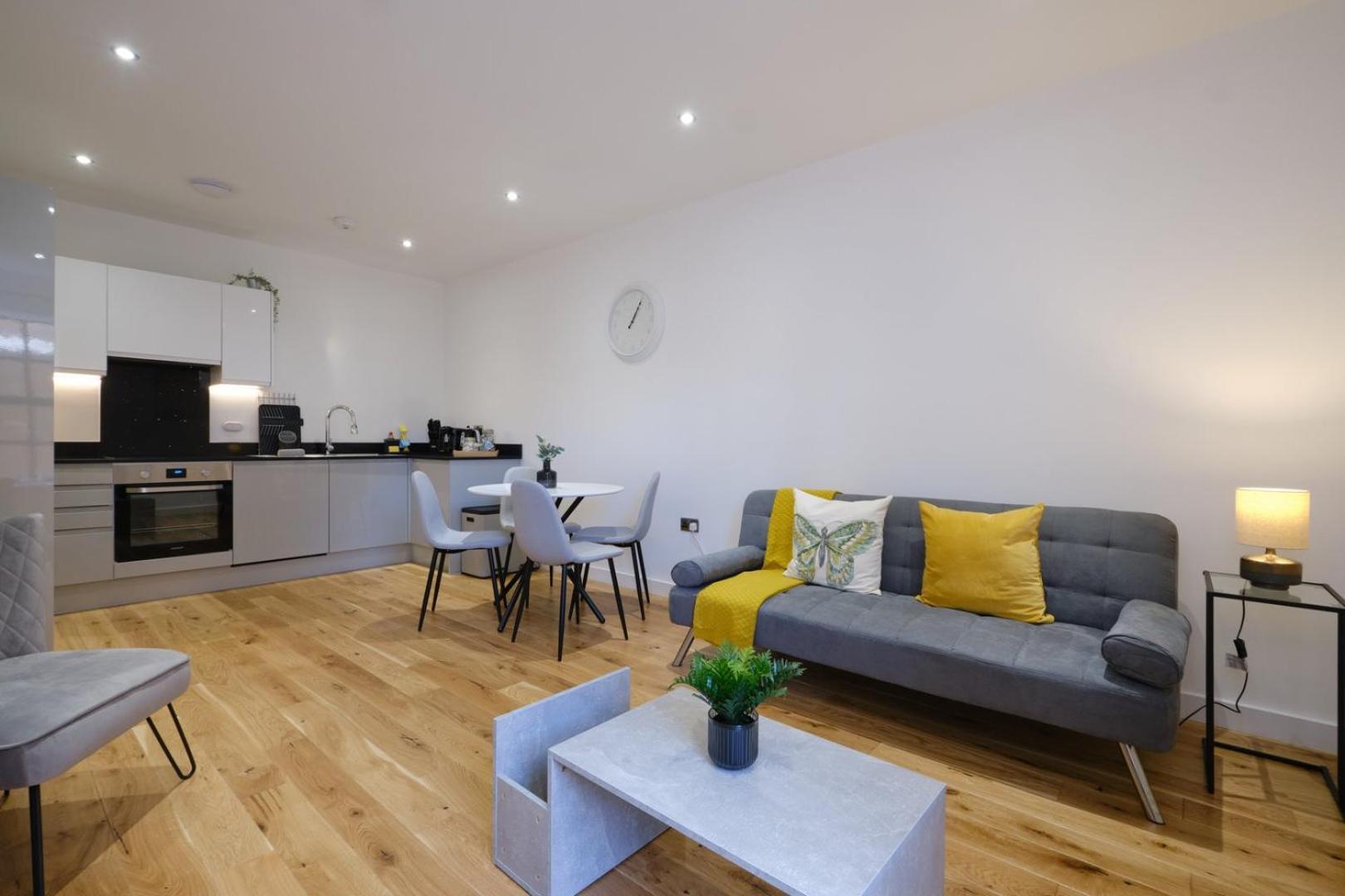 Apartment Tv | Near Key Attractions | Quality Staycation Birmingham