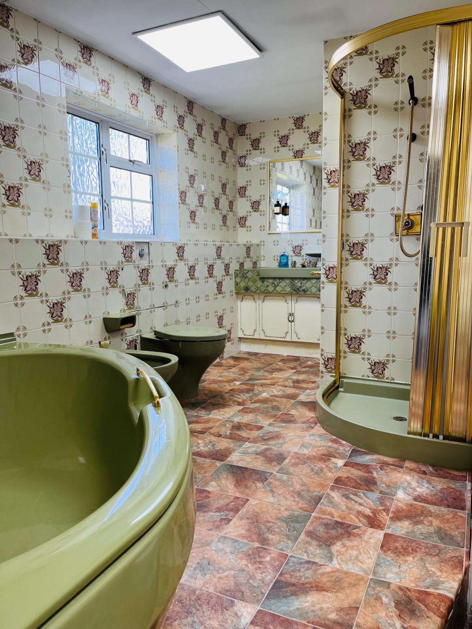 Unwind In Comfort At Cosy Caradus Your 4 Bedroom Sweet Home!