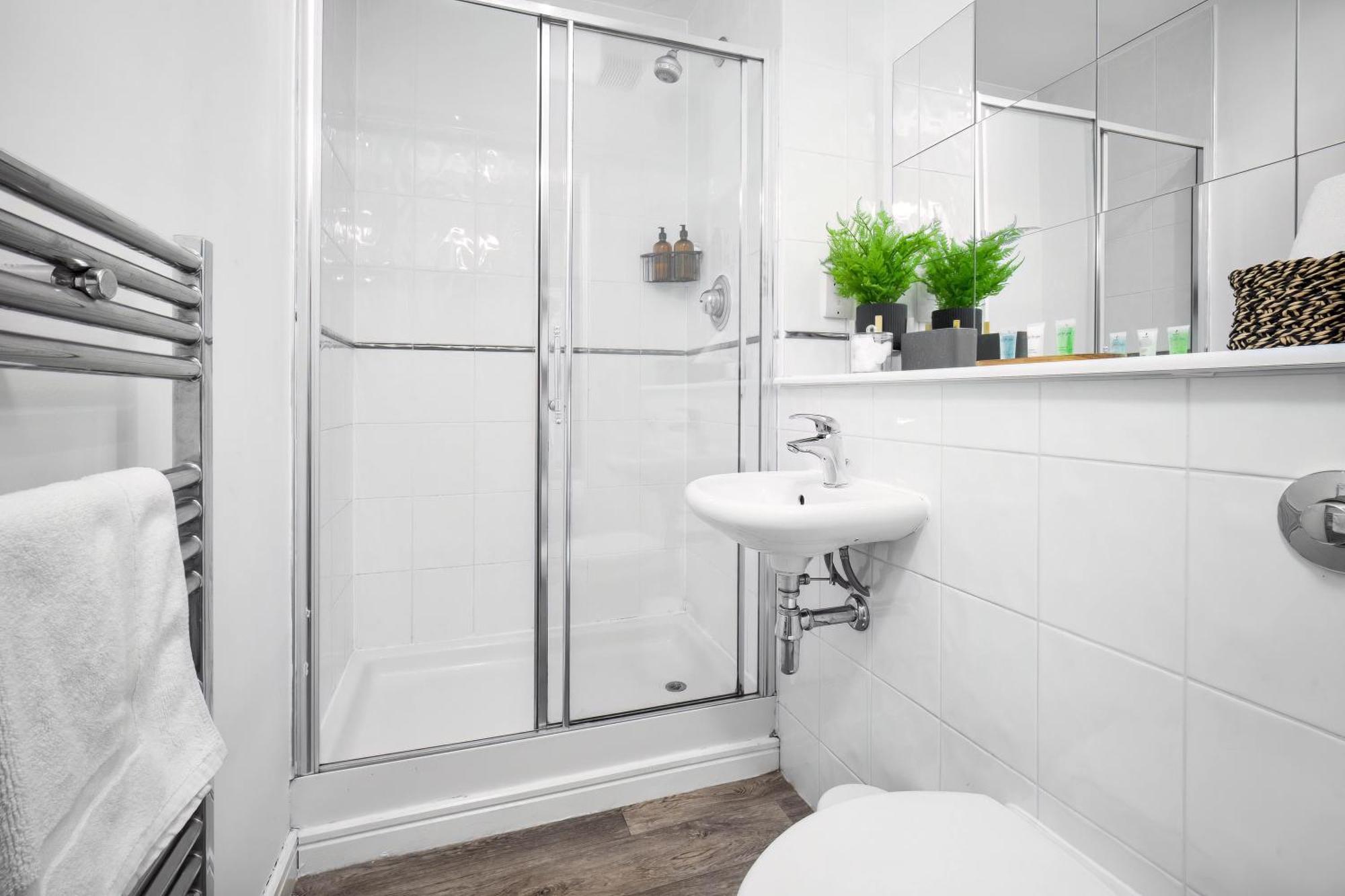 Apartment Luxury Centre - 2 Bedroom - Balcony - Rated - 377p *