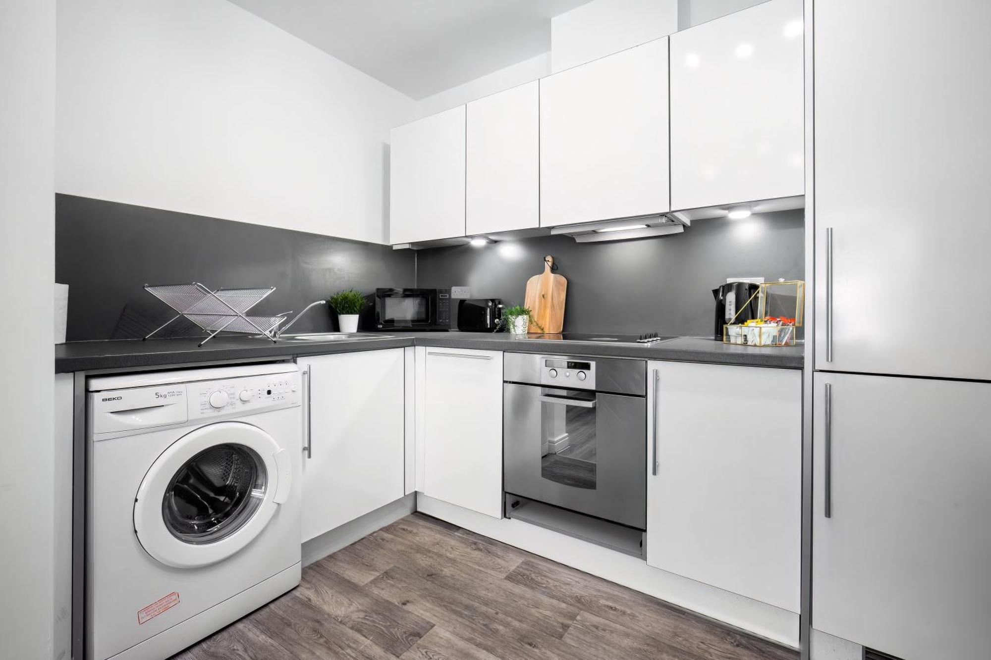 Apartment Luxury Centre - 2 Bedroom - Balcony - Rated - 377p *