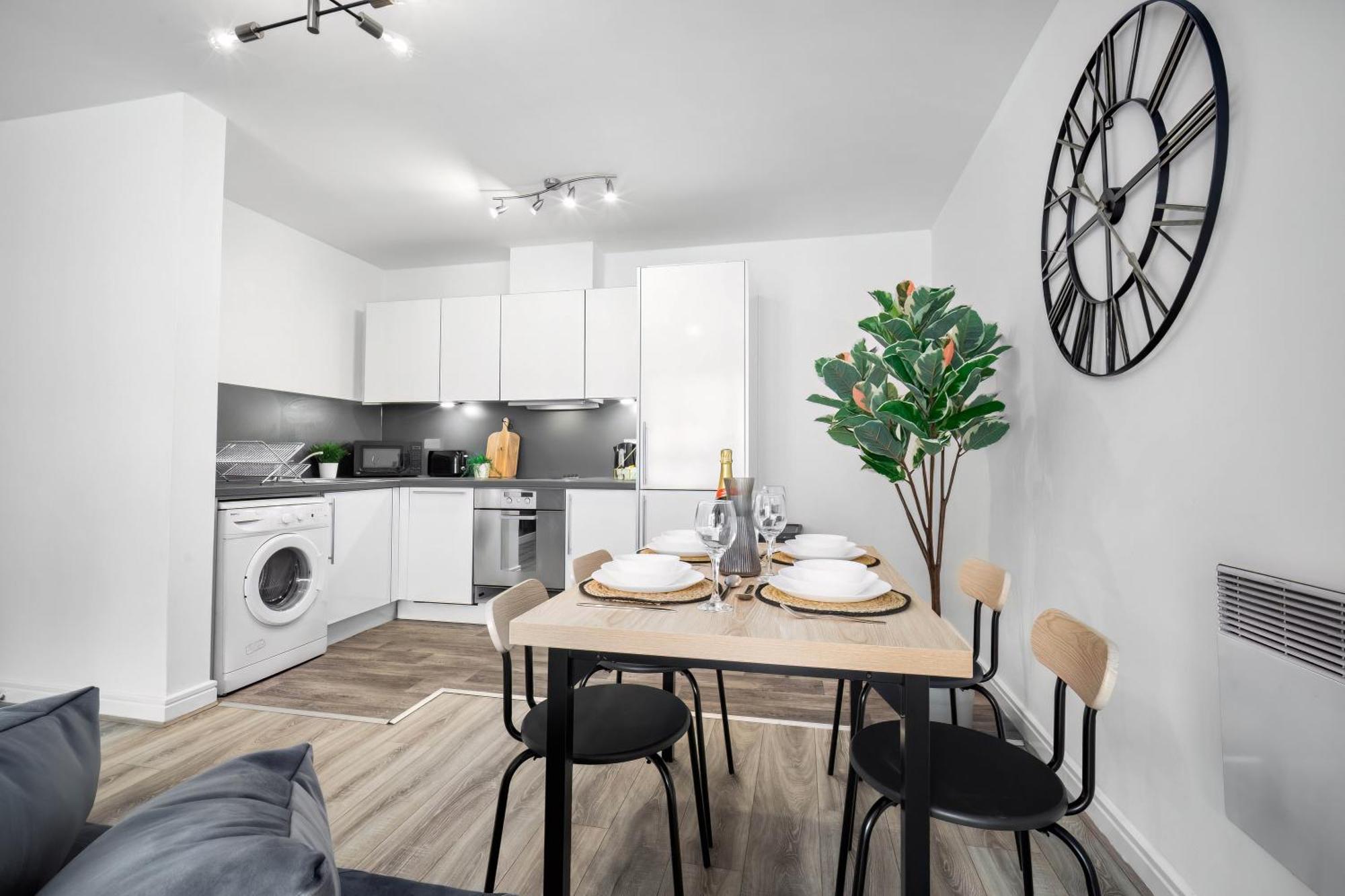 Apartment Luxury Centre - 2 Bedroom - Balcony - Rated - 377p