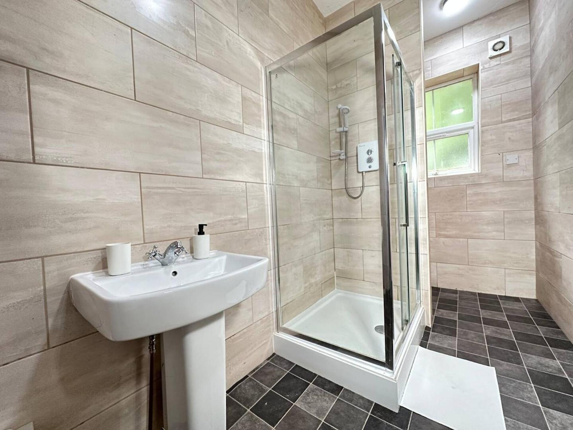 Bright And Airy In Trendy Locale Birmingham