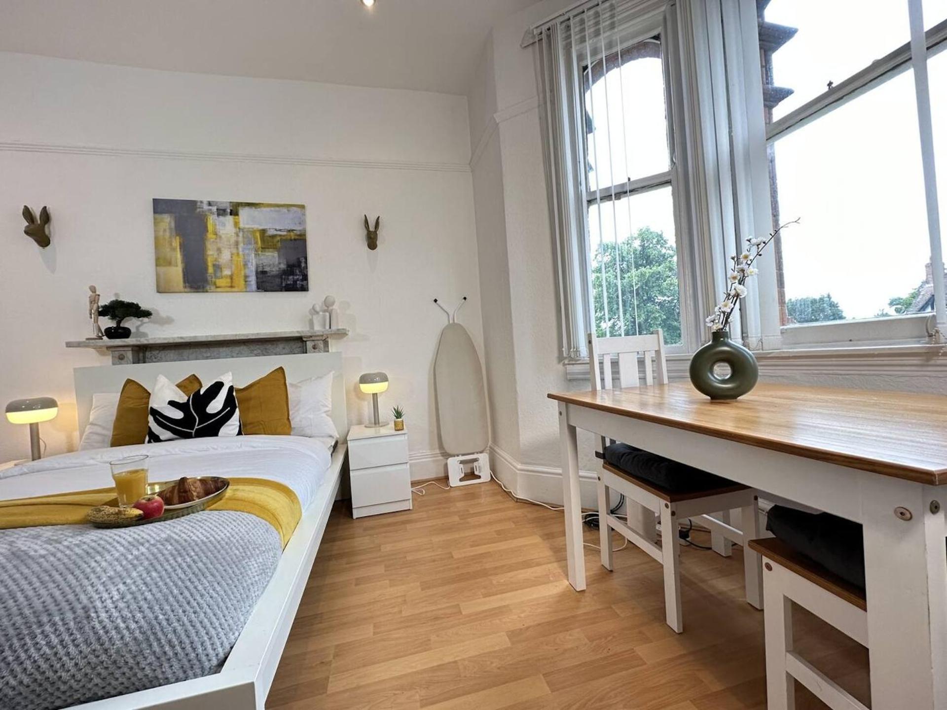 Bright And Airy In Trendy Locale Apartment
