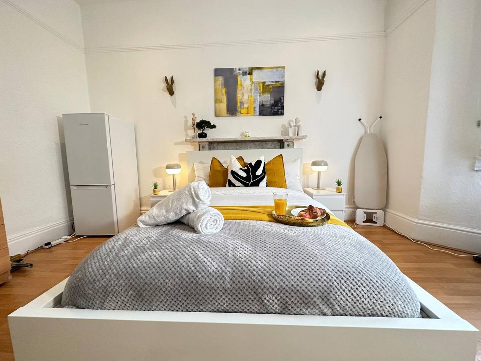 Bright And Airy In Trendy Locale Birmingham