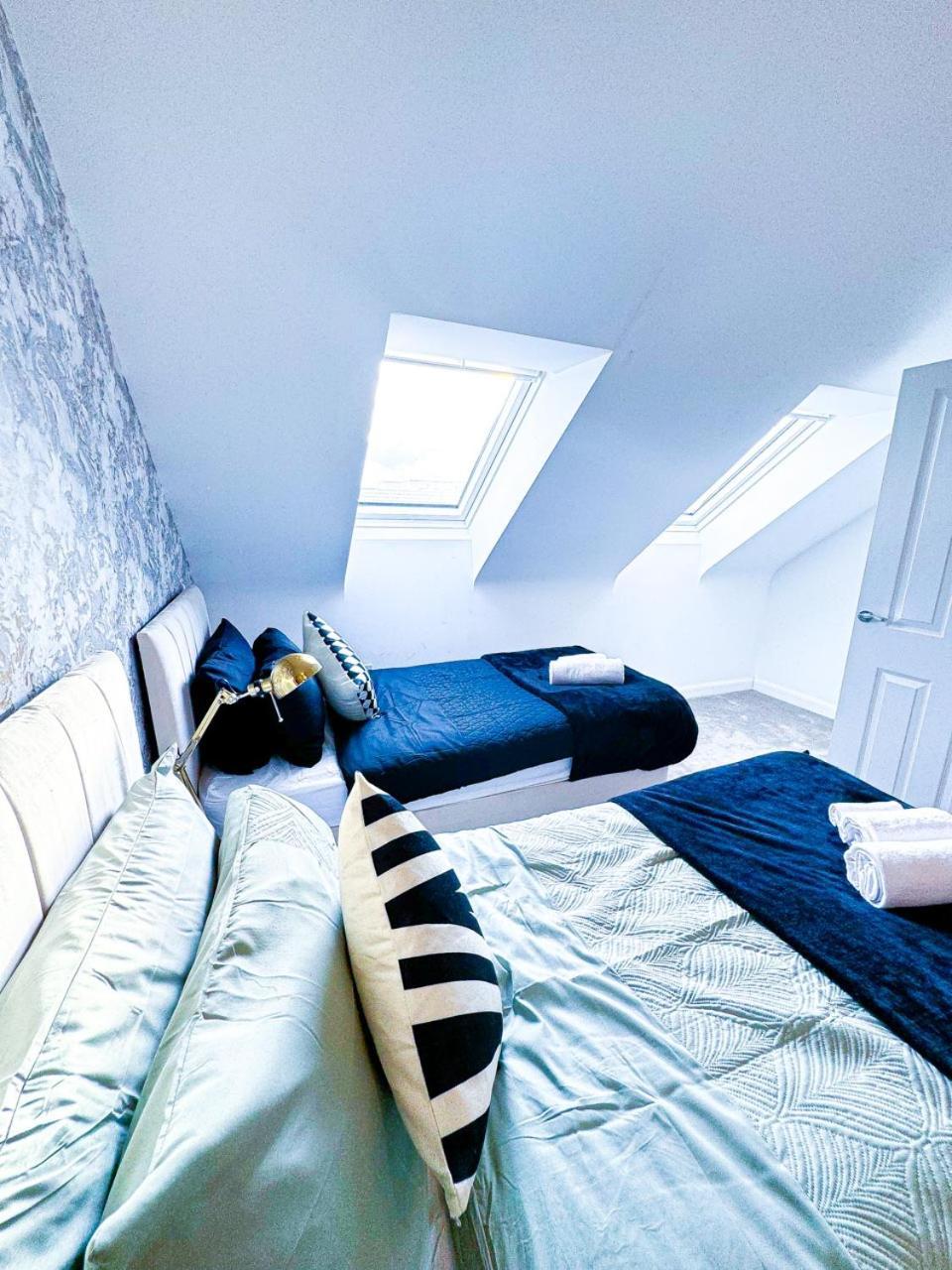 Modern Home: Furnished Retreat With Parking And Garden Apartment *