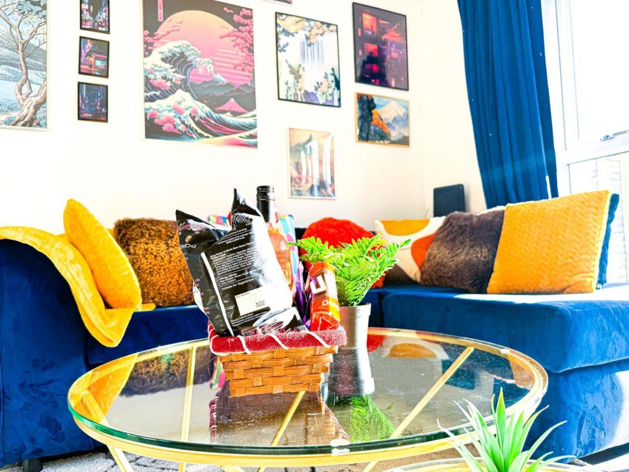Modern Home: Furnished Retreat With Parking And Garden Apartment *