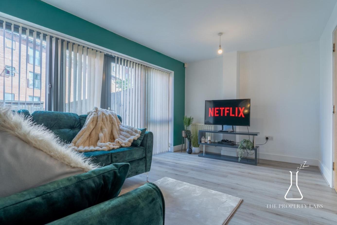 Luxury Townhouse: Centre Balcony & Free Parking *