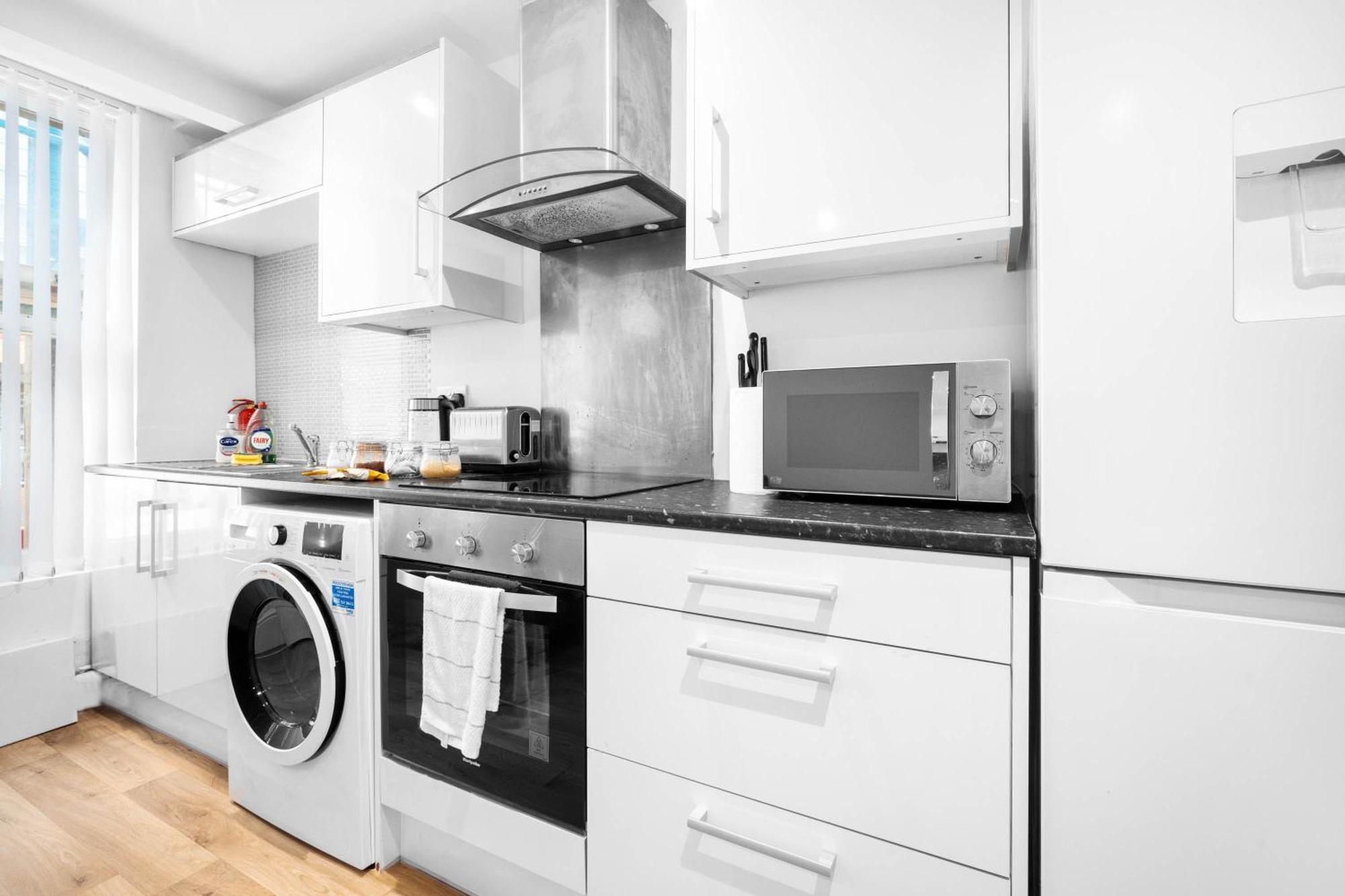 Two Bedroom Apartment- One Choice Stays- Jq *