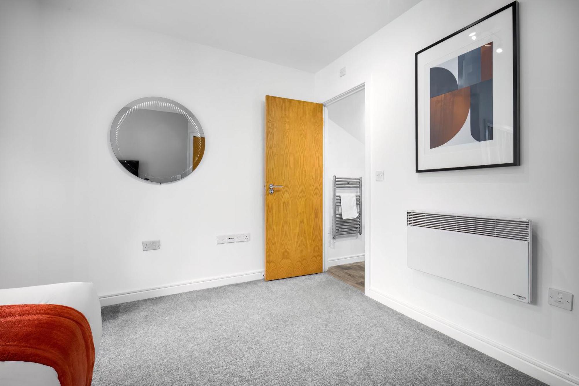 Luxury Centre - 2 Bedroom - Balcony - Rated - 377p Apartment