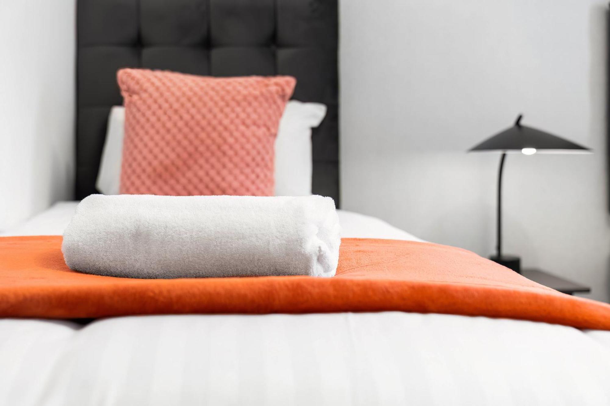 Apartment Luxury Centre - 2 Bedroom - Balcony - Rated - 377p