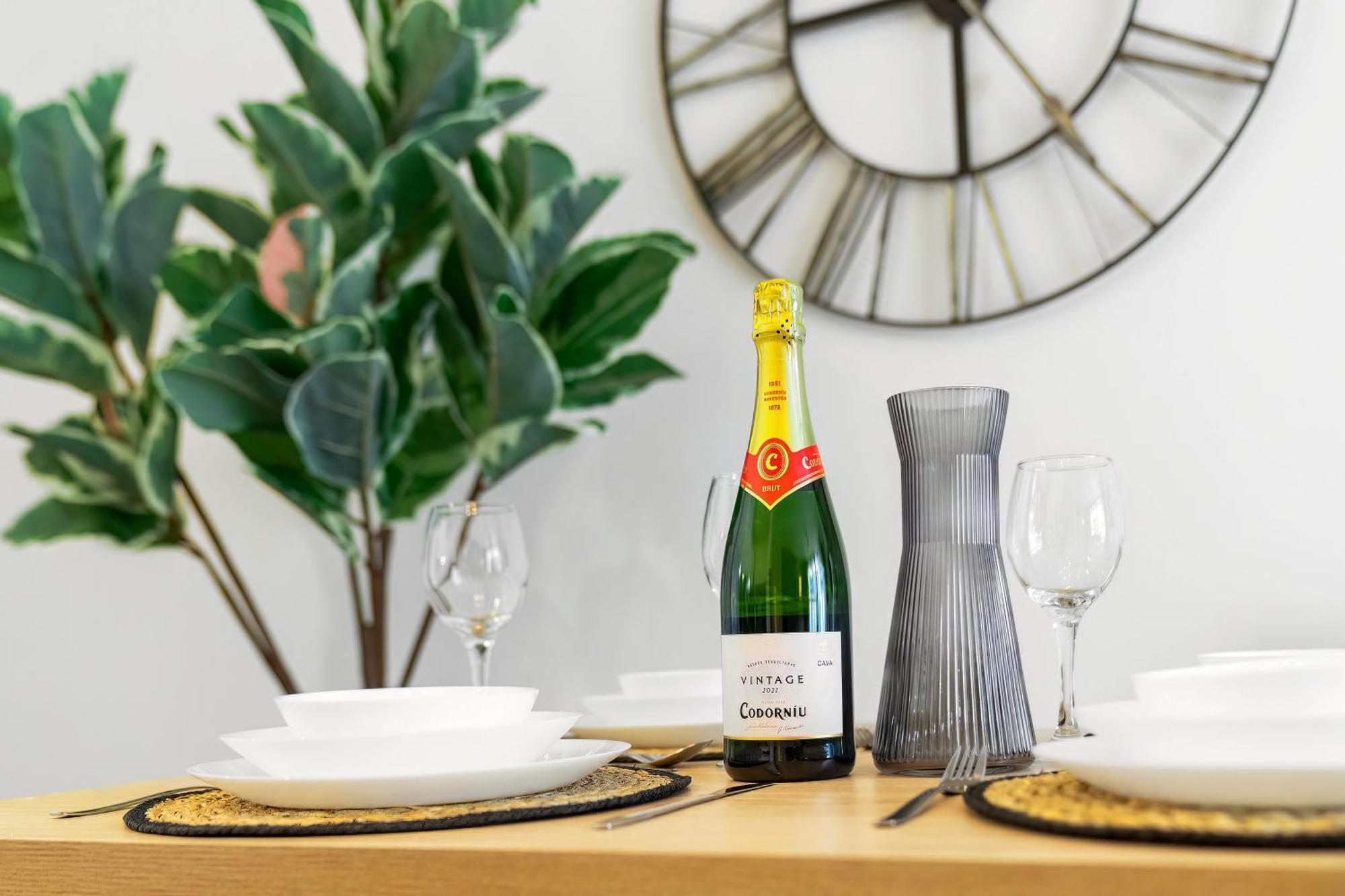 Luxury Centre - 2 Bedroom - Balcony - Rated - 377p * Birmingham