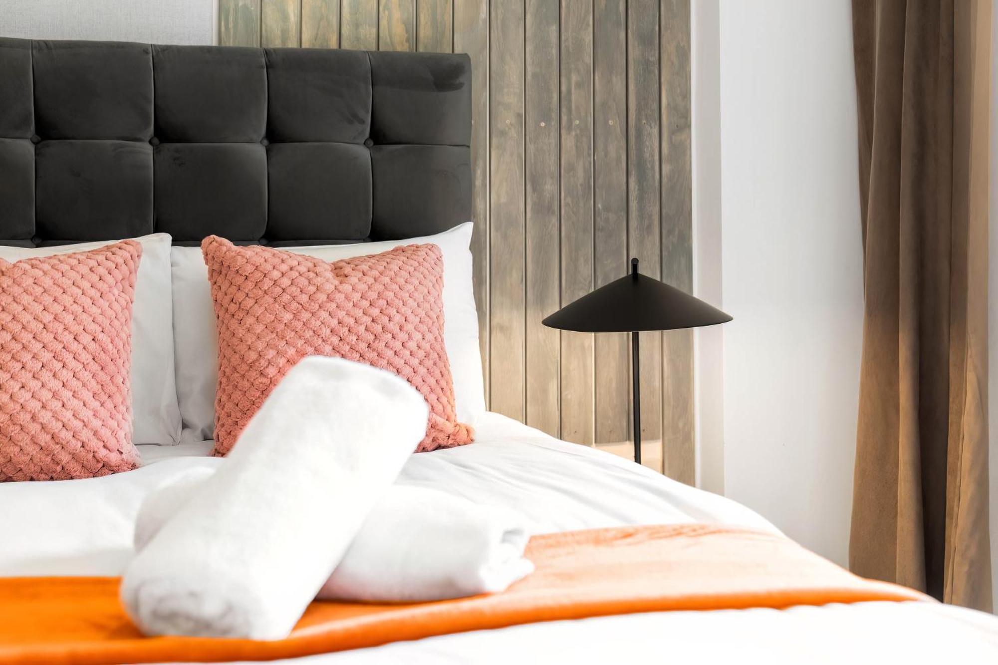 Luxury Centre - 2 Bedroom - Balcony - Rated - 377p * Birmingham