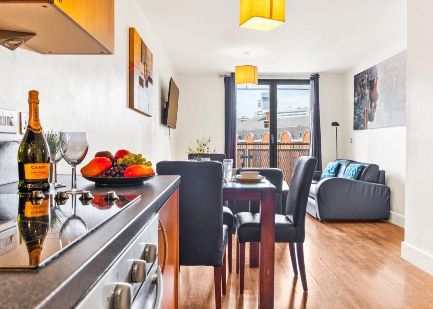 Chinatown - One Bed - Balcony - Secure Parking - Fast Wifi - Centre - 49a Apartment