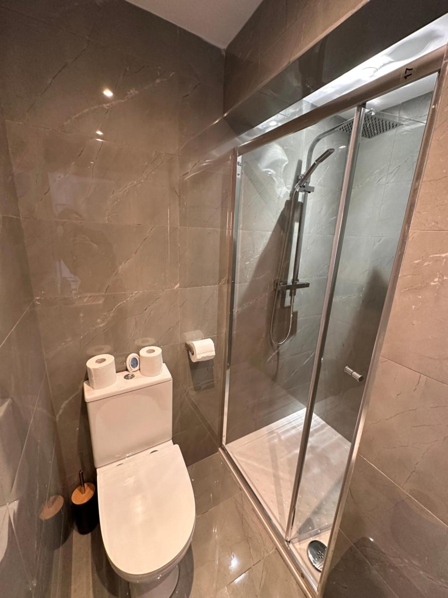 Guest house R4 - Newly Renovated Private With Own Kitchenette In A Shared House - Selly Oak Birmingham