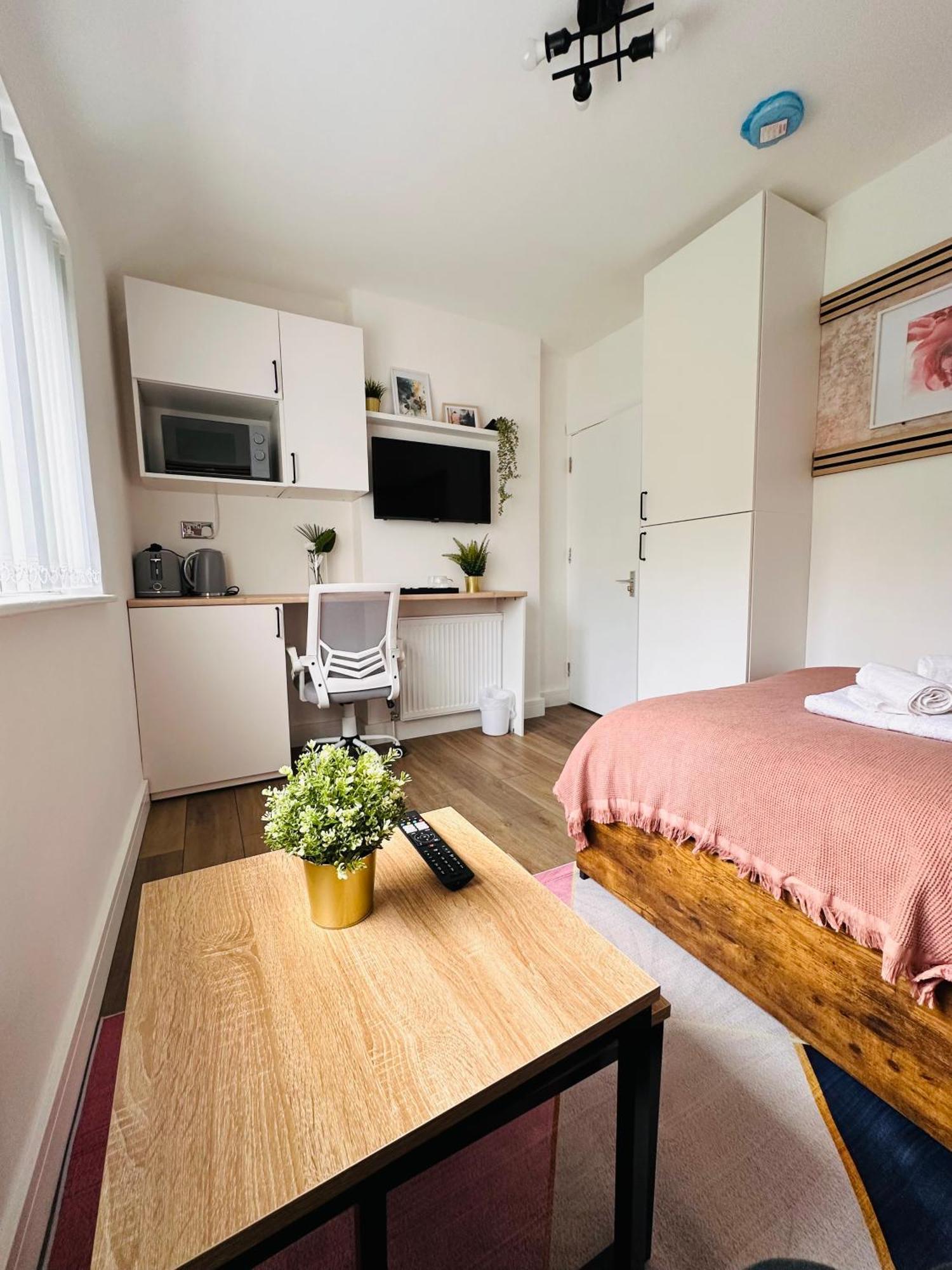 R4 - Newly Renovated Private With Own Kitchenette In A Shared House - Selly Oak