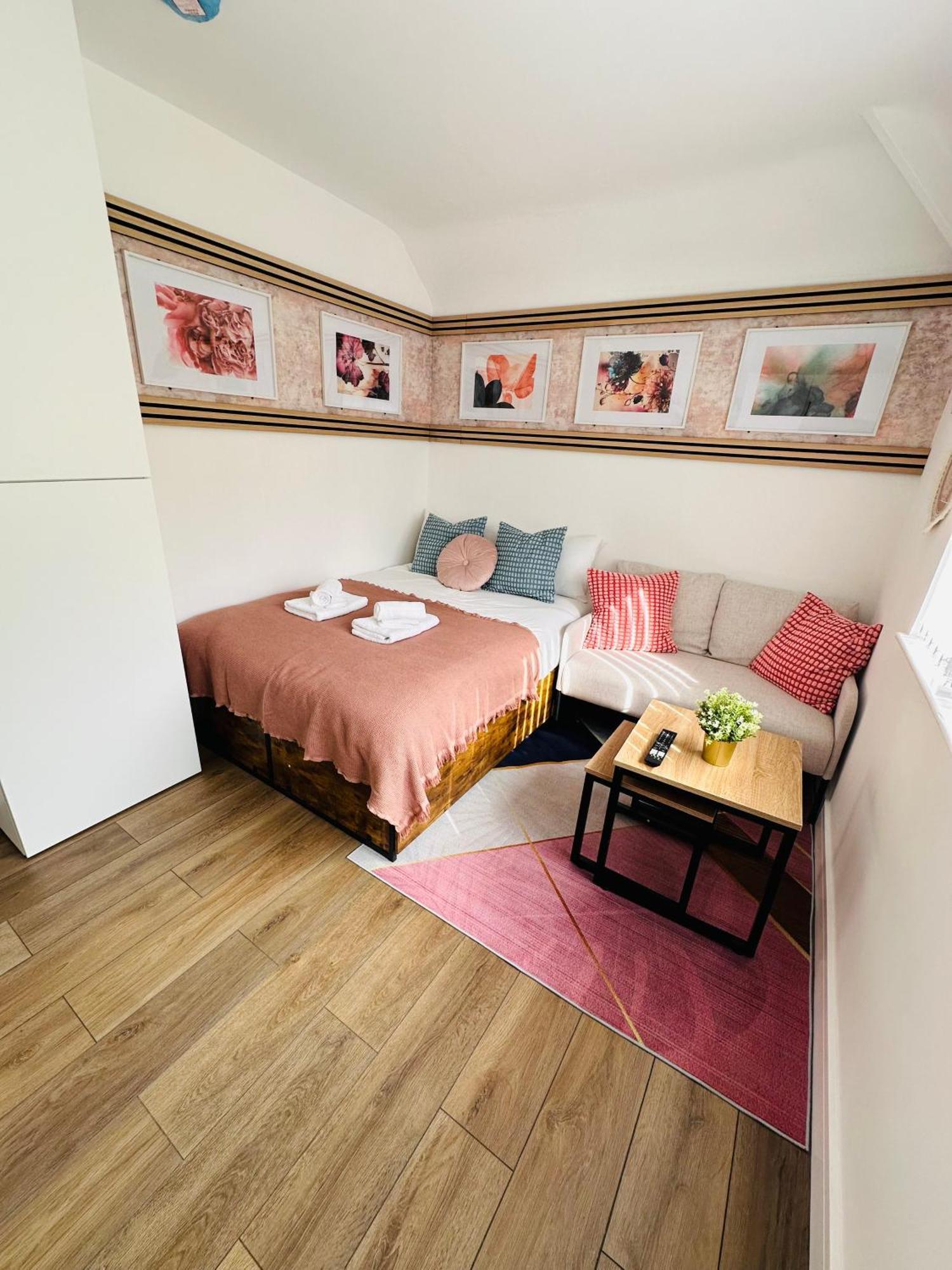 Guest house R4 - Newly Renovated Private With Own Kitchenette In A Shared House - Selly Oak Birmingham