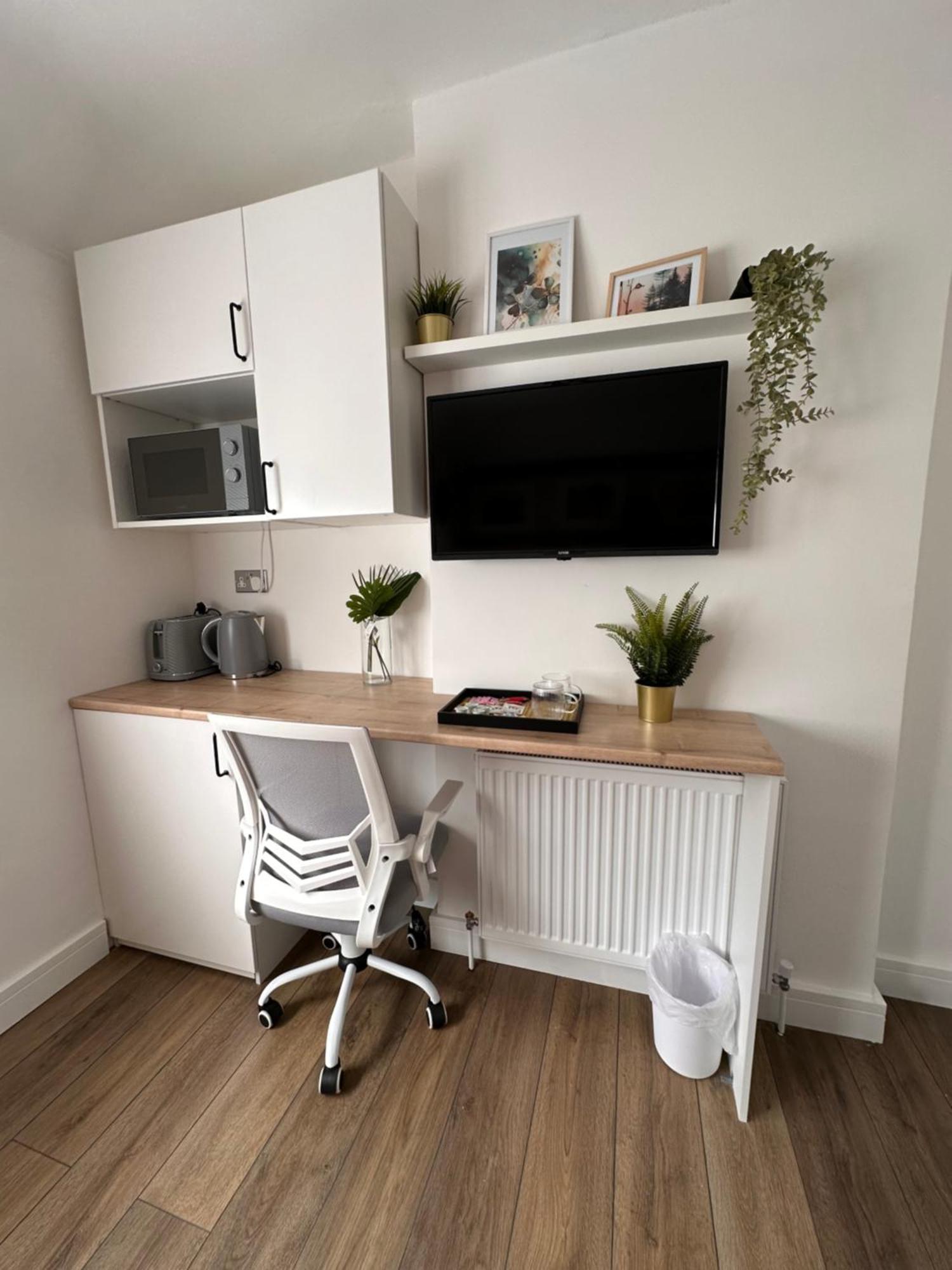 R4 - Newly Renovated Private With Own Kitchenette In A Shared House - Selly Oak
