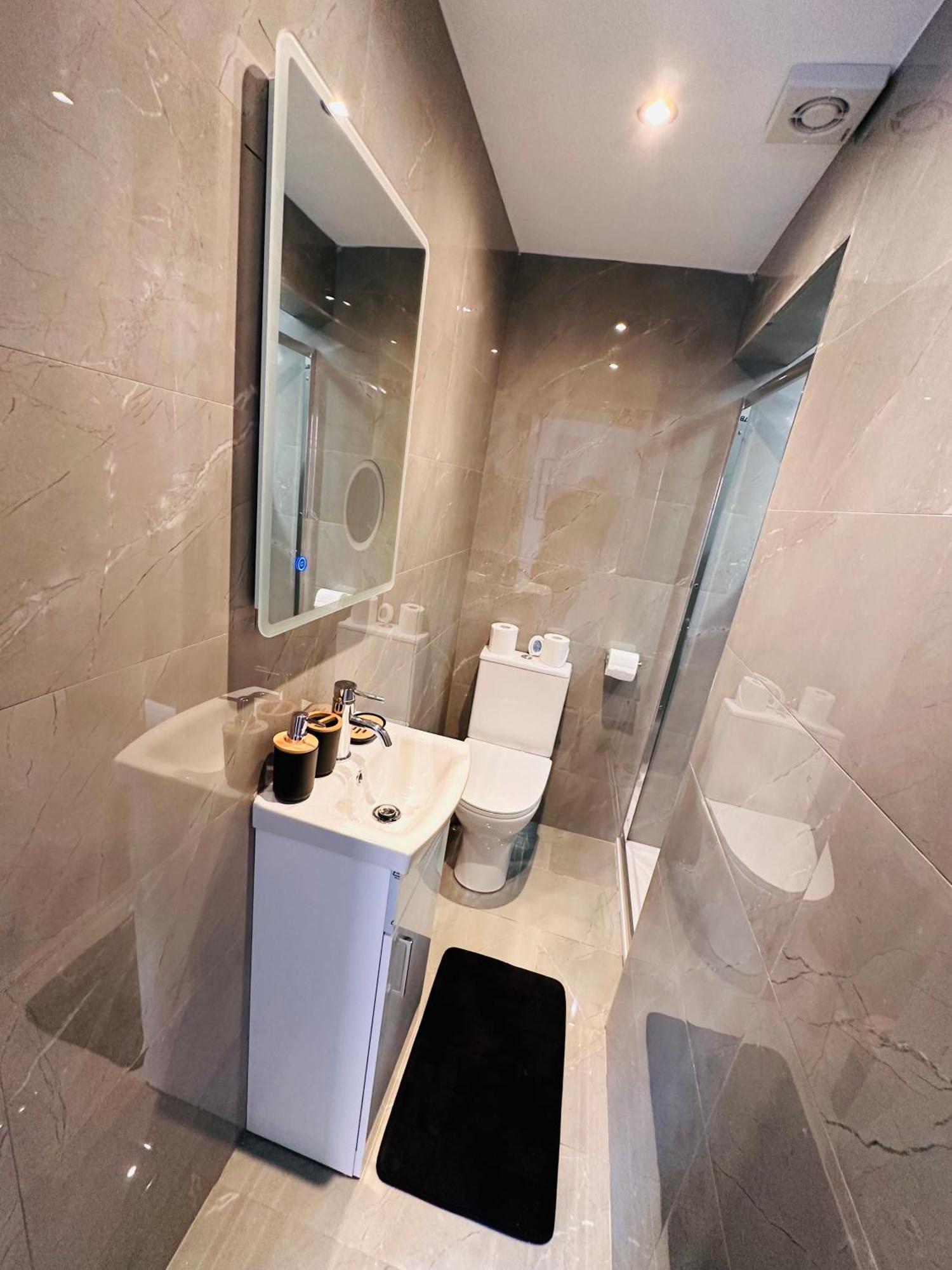R4 - Newly Renovated Private With Own Kitchenette In A Shared House - Selly Oak Birmingham