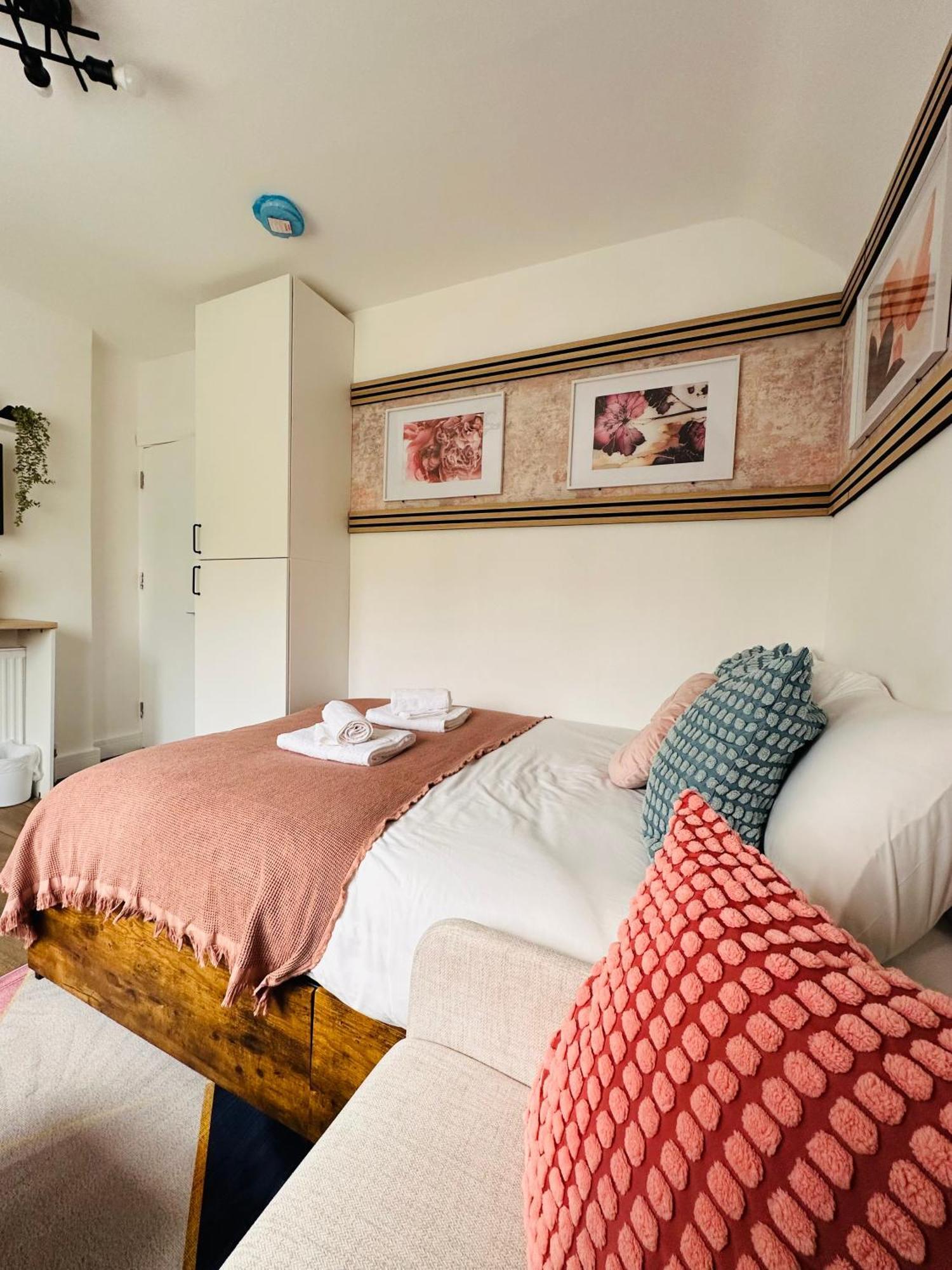 R4 - Newly Renovated Private With Own Kitchenette In A Shared House - Selly Oak Guest house Birmingham