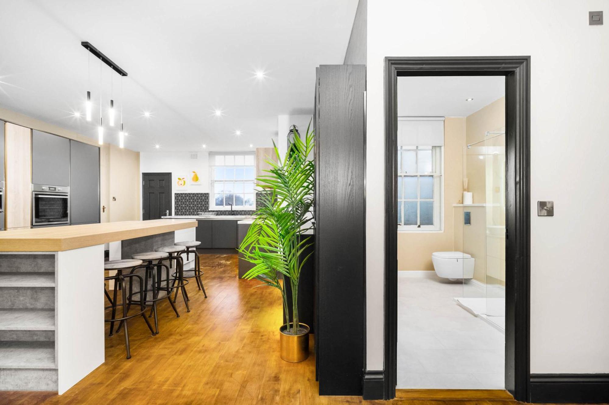 Luxury 2 Bedroom - Secure Parking - Near Centre - C6k - Rated - Netflix - Wifi - Smart Tv Apartment