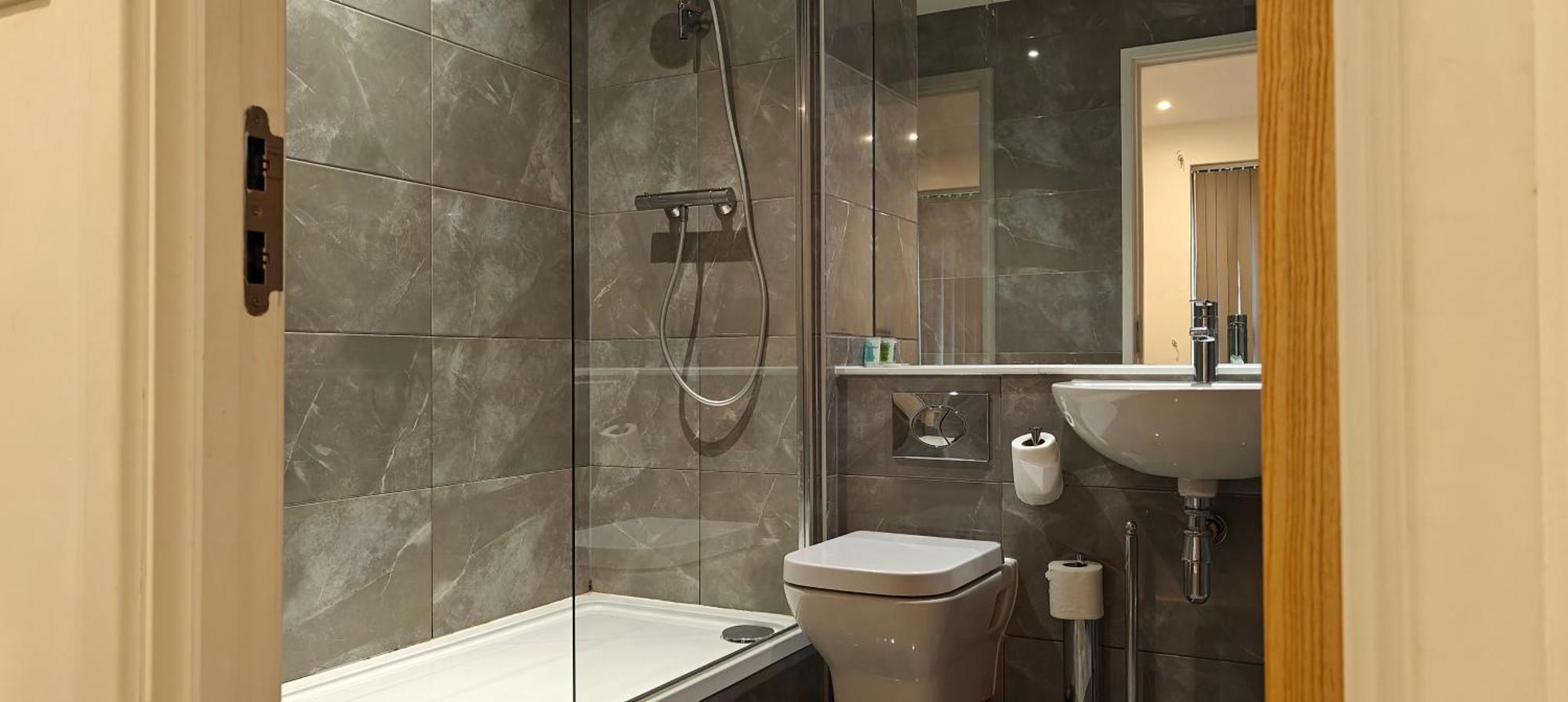 New Deluxe Centre 3 Bed Apartment Birmingham