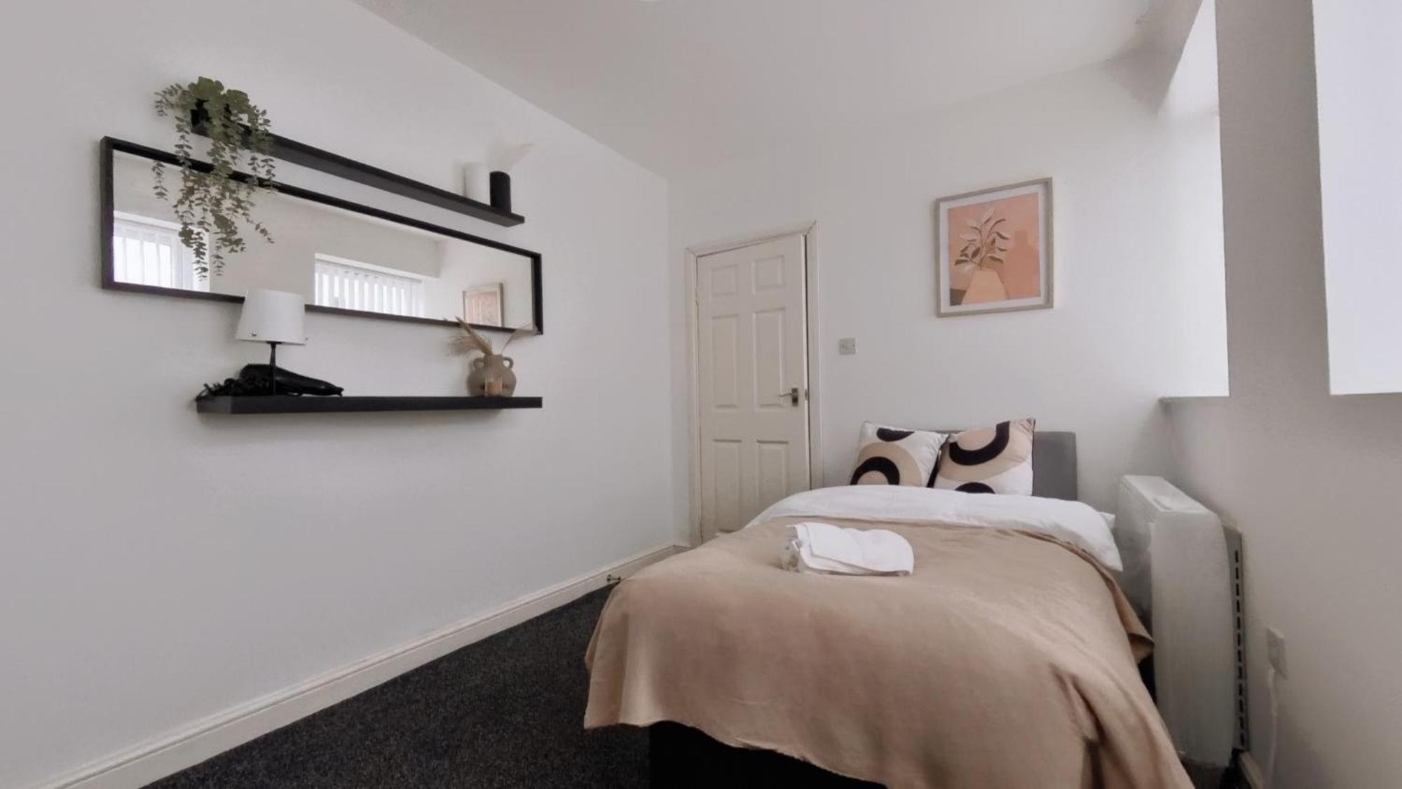 Spacious 3br Flat For Groups Visiting With Keyless Check-in, Free Wifi And Parking