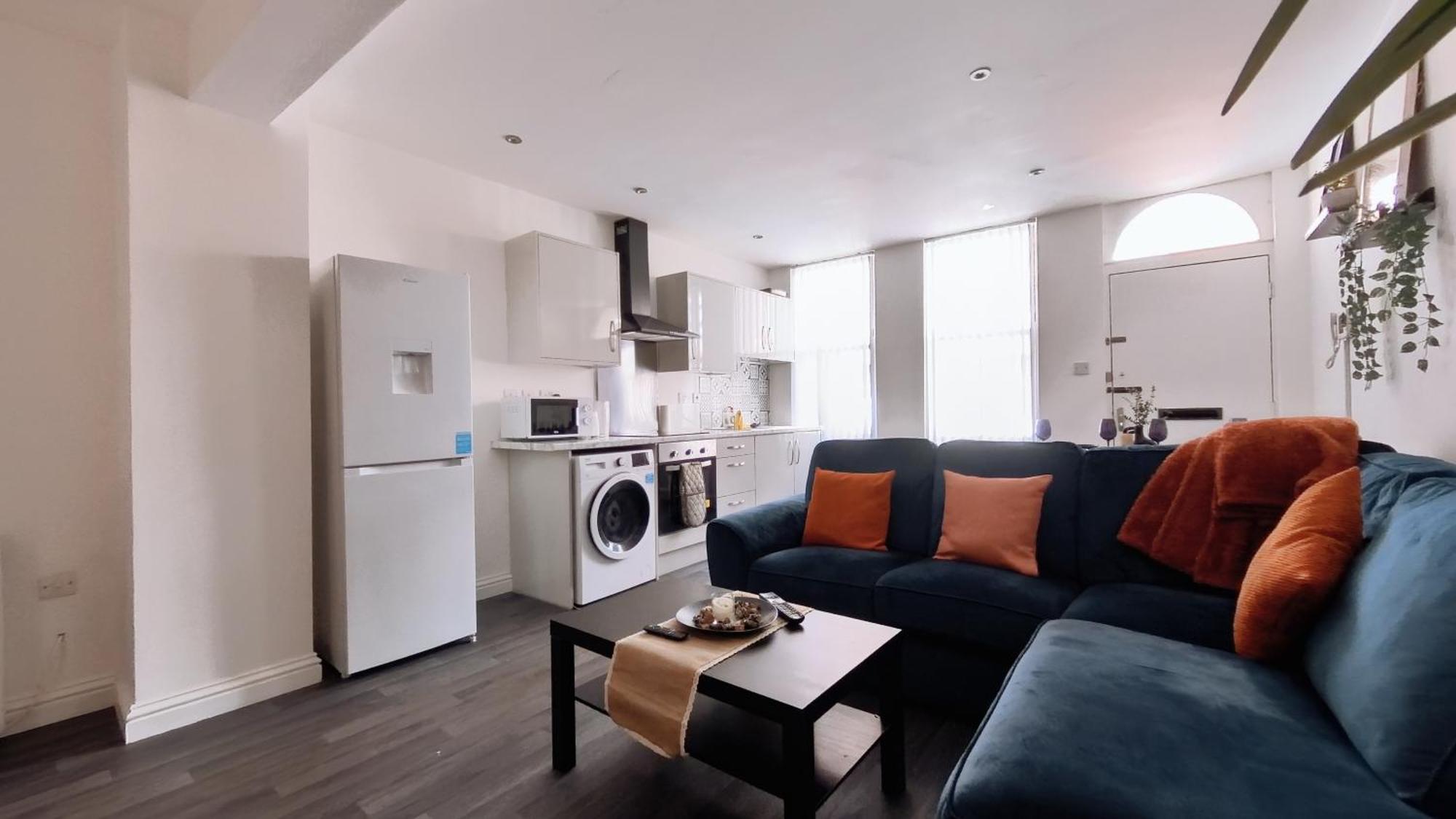 Apartment Spacious 3br Flat For Groups Visiting With Keyless Check-in, Free Wifi And Parking