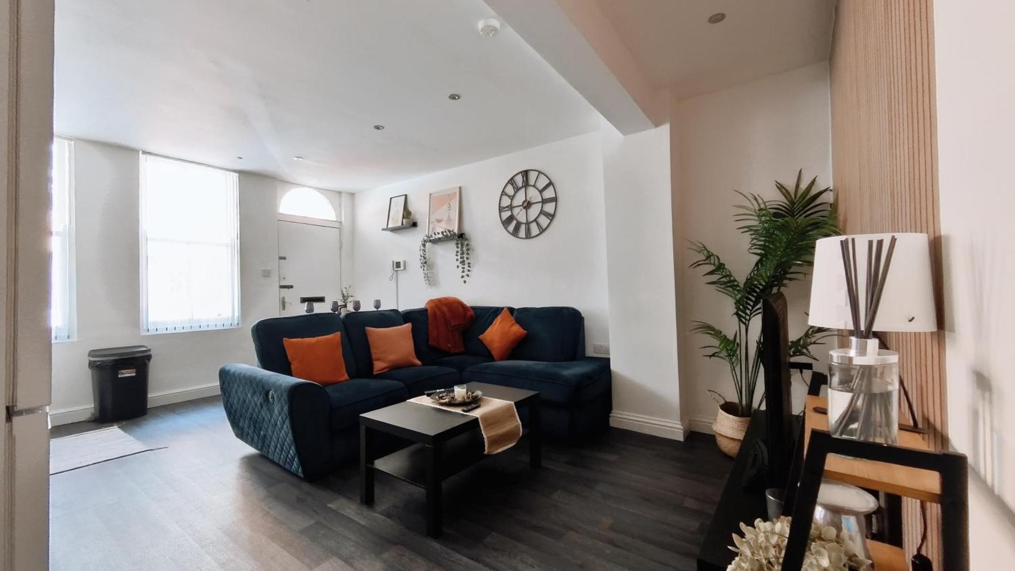 Spacious 3br Flat For Groups Visiting With Keyless Check-in, Free Wifi And Parking