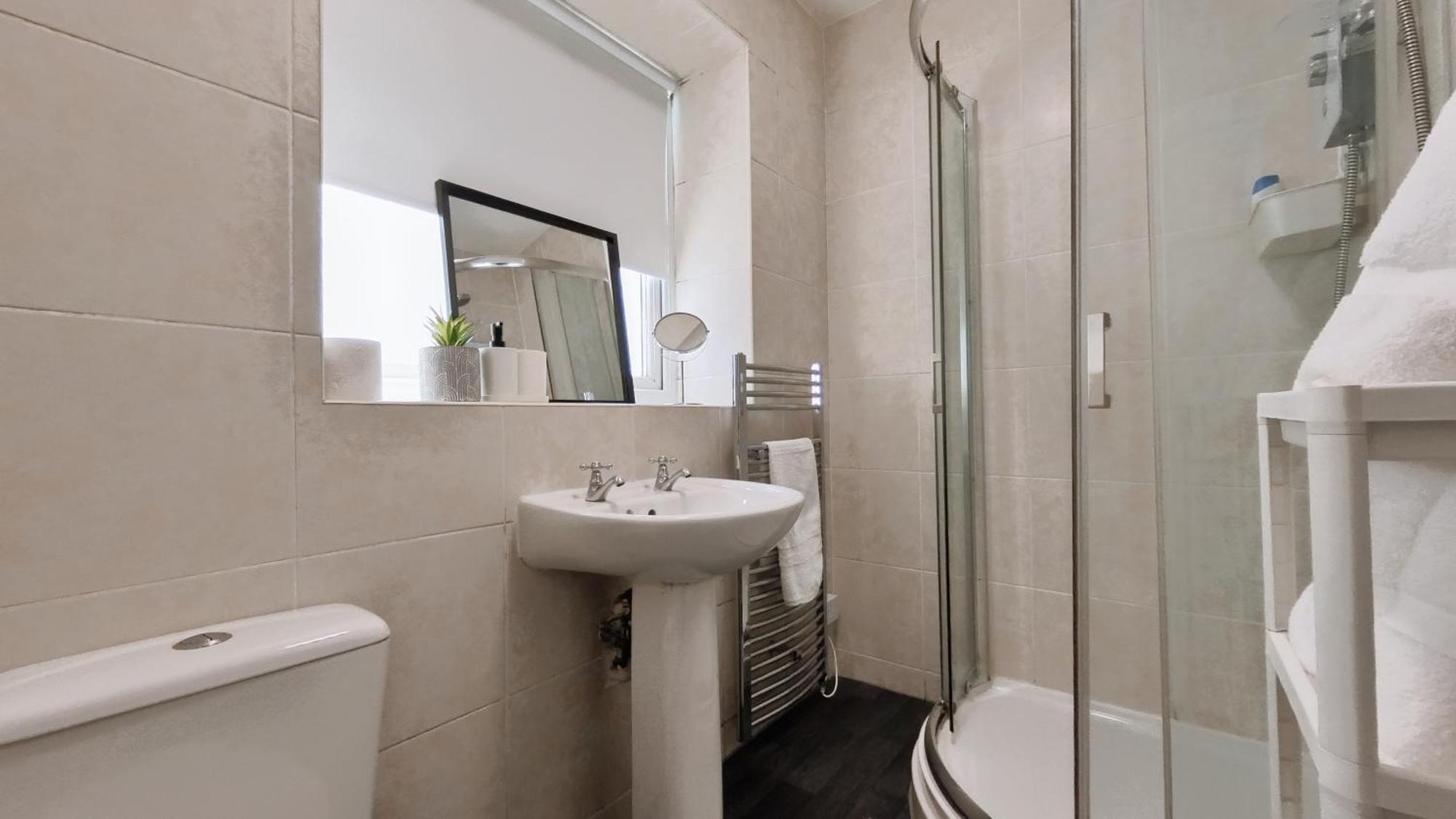 Spacious 3br Flat For Groups Visiting With Keyless Check-in, Free Wifi And Parking * Birmingham