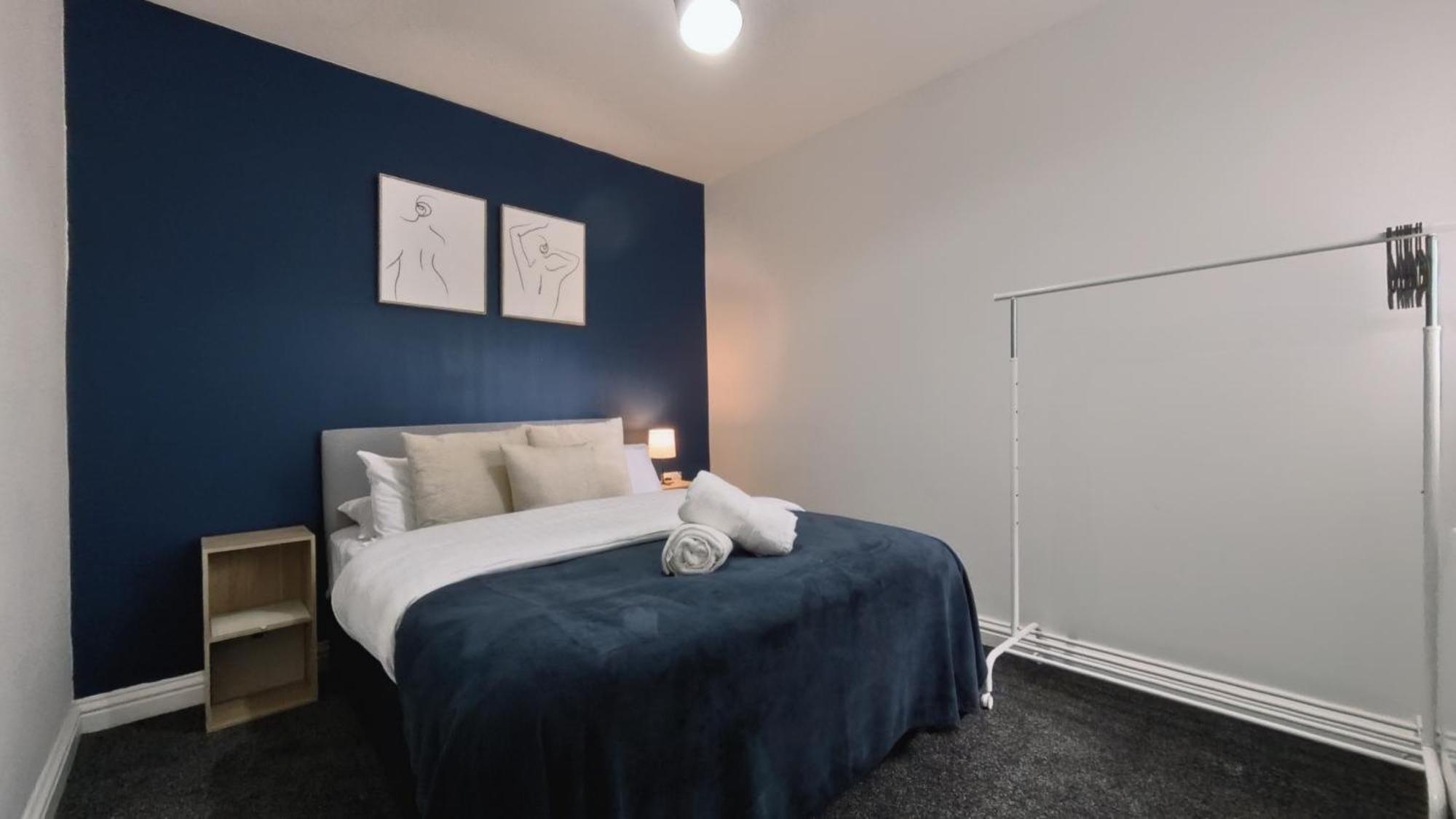 Apartment Spacious 3br Flat For Groups Visiting With Keyless Check-in, Free Wifi And Parking *