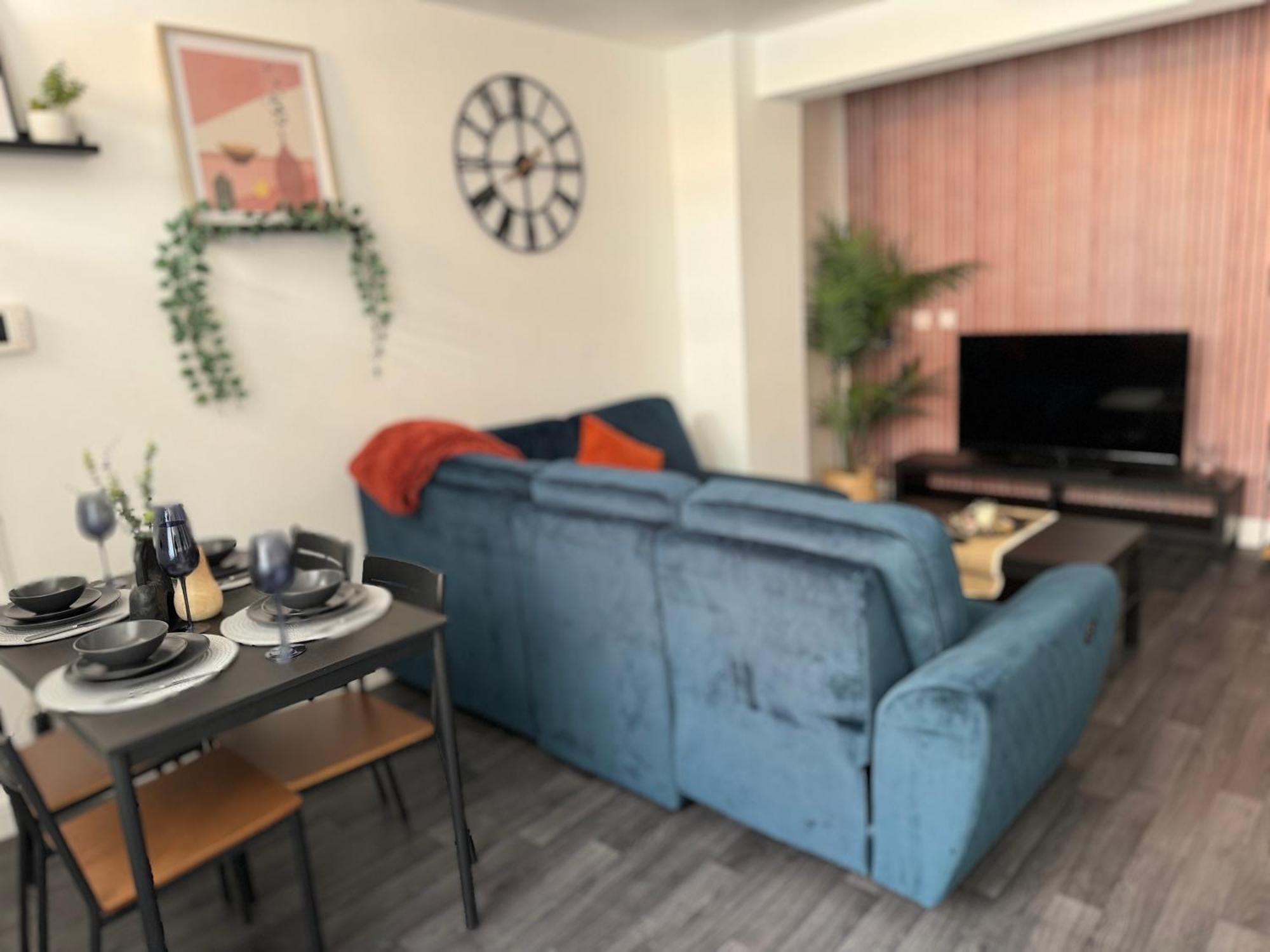 Apartment Spacious 3br Flat For Groups Visiting With Keyless Check-in, Free Wifi And Parking *