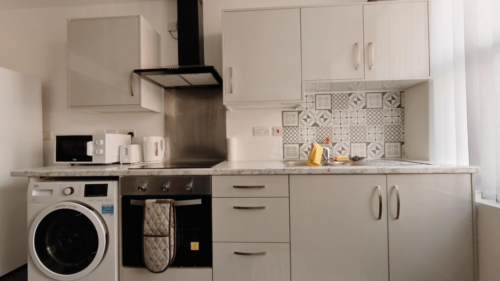 Apartment Spacious 3br Flat For Groups Visiting With Keyless Check-in, Free Wifi And Parking Birmingham