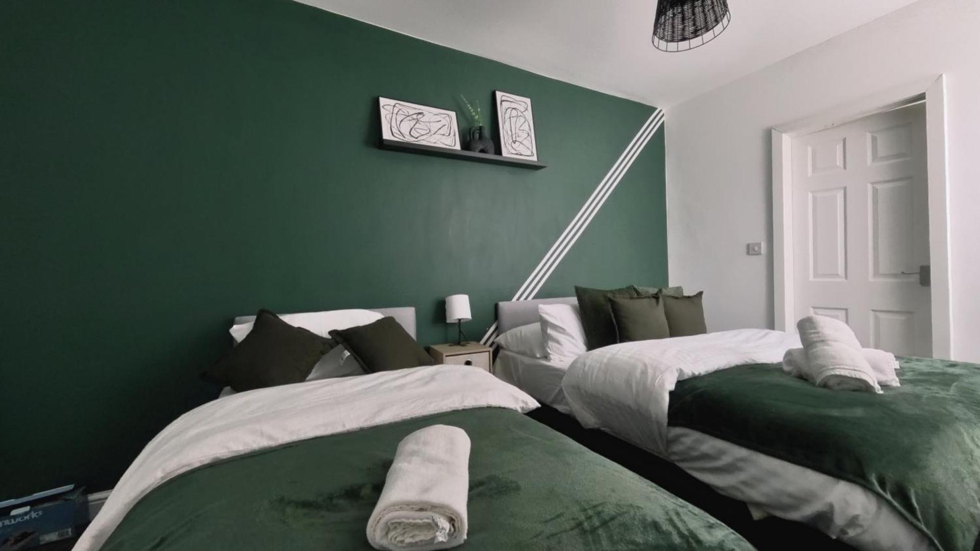 Apartment Spacious 3br Flat For Groups Visiting With Keyless Check-in, Free Wifi And Parking *