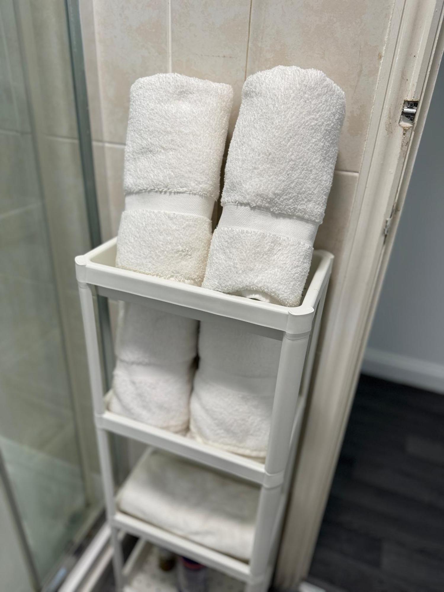 Apartment Spacious 3br Flat For Groups Visiting With Keyless Check-in, Free Wifi And Parking *