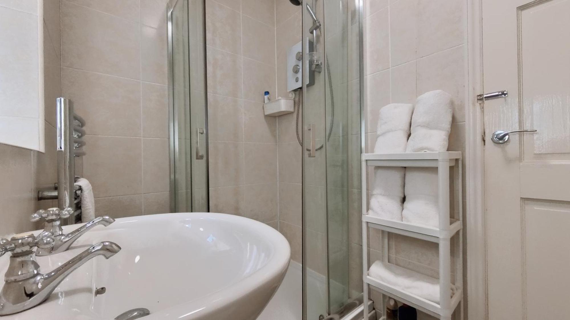 Apartment Spacious 3br Flat For Groups Visiting With Keyless Check-in, Free Wifi And Parking