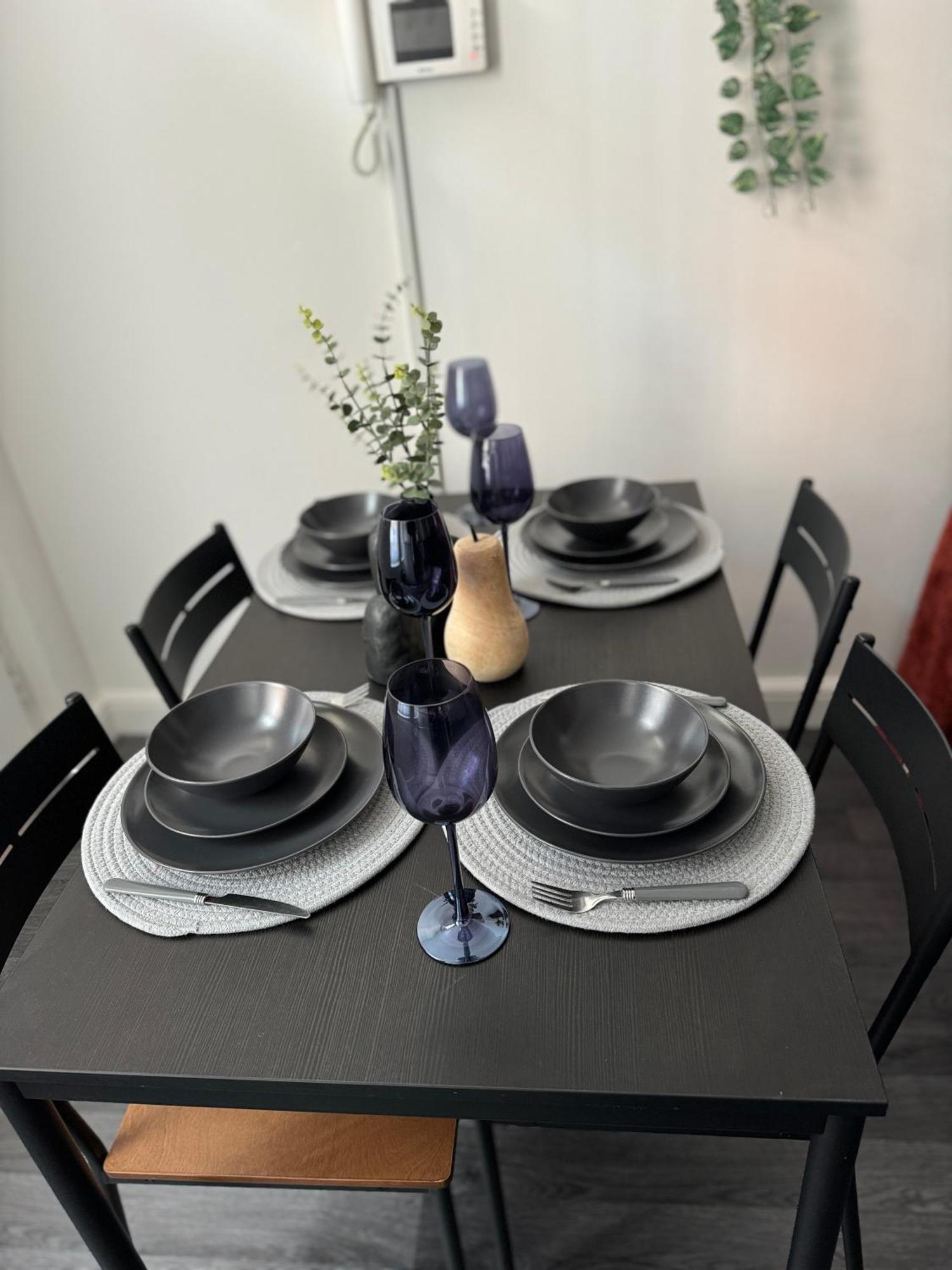 Spacious 3br Flat For Groups Visiting With Keyless Check-in, Free Wifi And Parking Apartment
