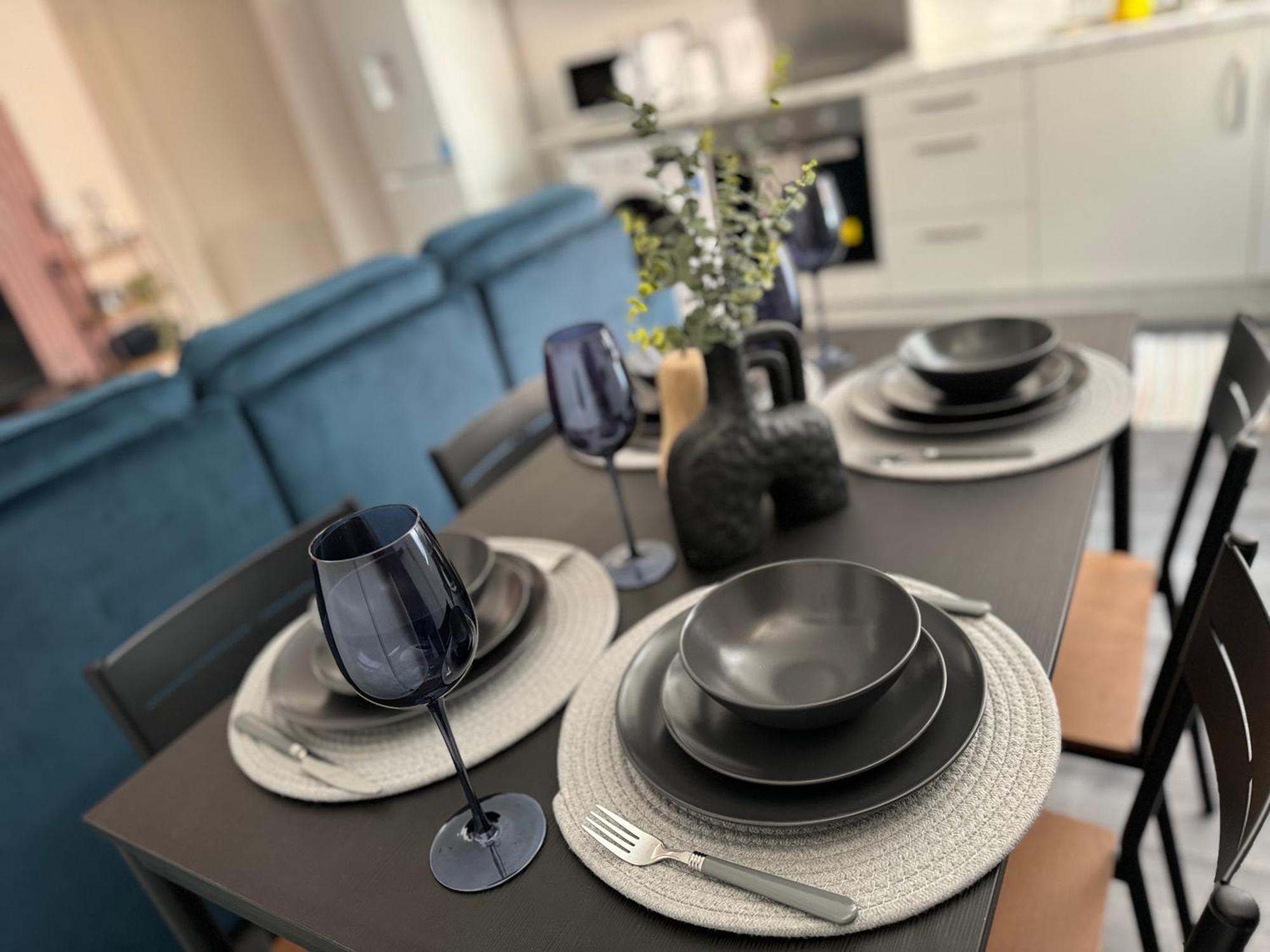 Apartment Spacious 3br Flat For Groups Visiting With Keyless Check-in, Free Wifi And Parking *